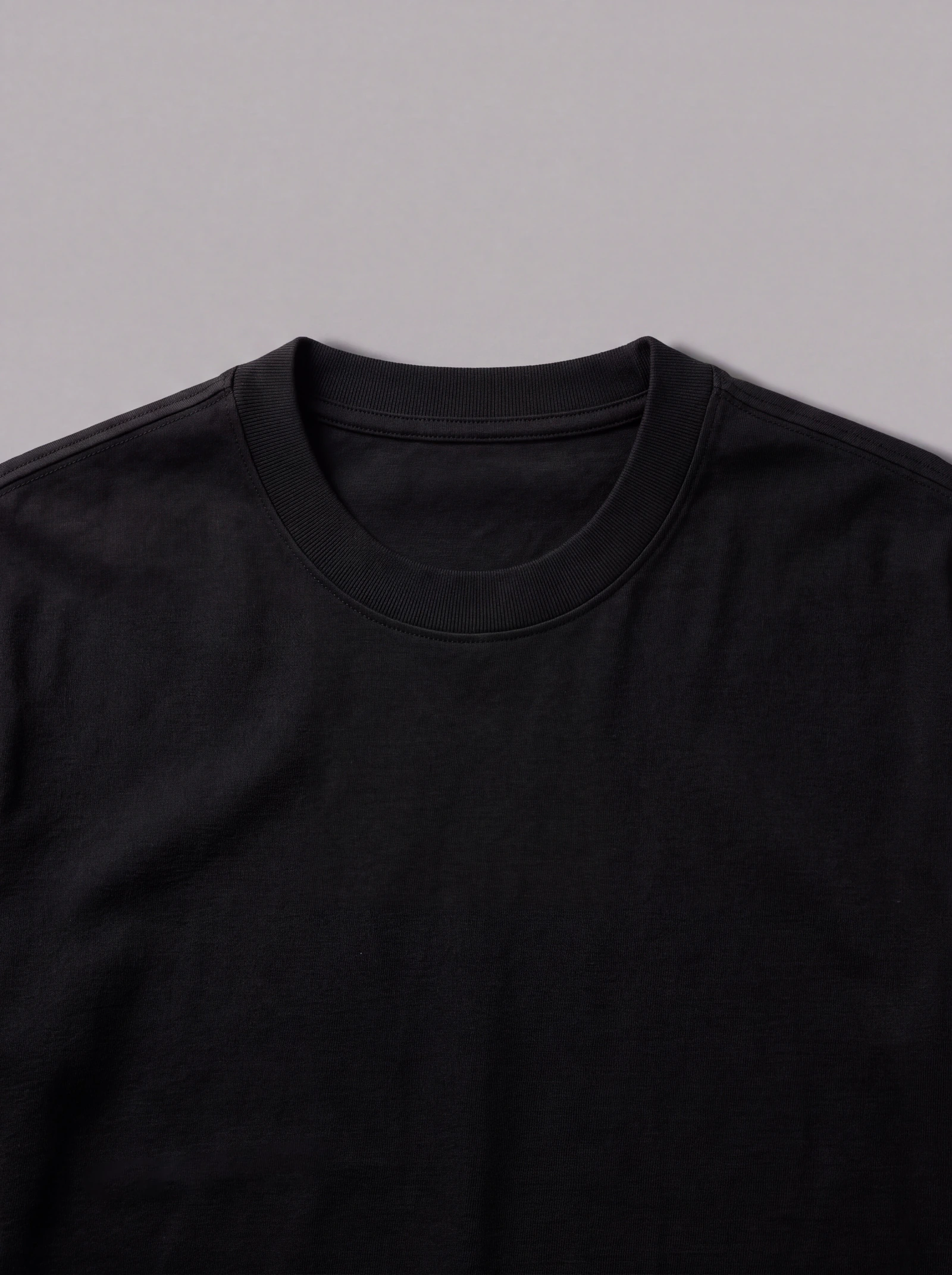 Camiseta Boxyover Puntada Sonrisa Negro — detalle: cuello