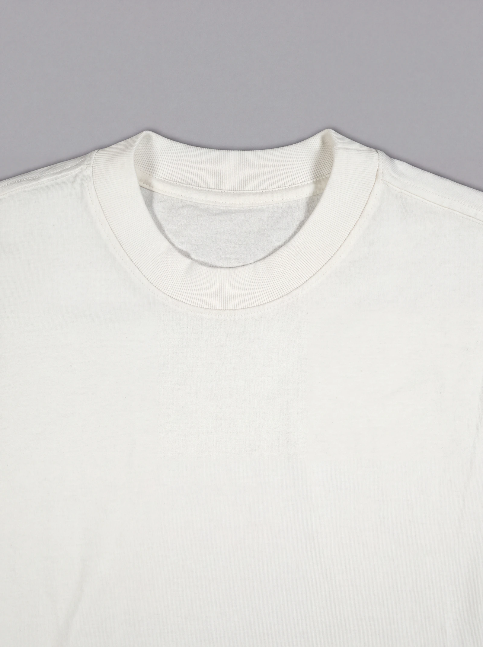 Camiseta Oversize Crudo — detalle: cuello