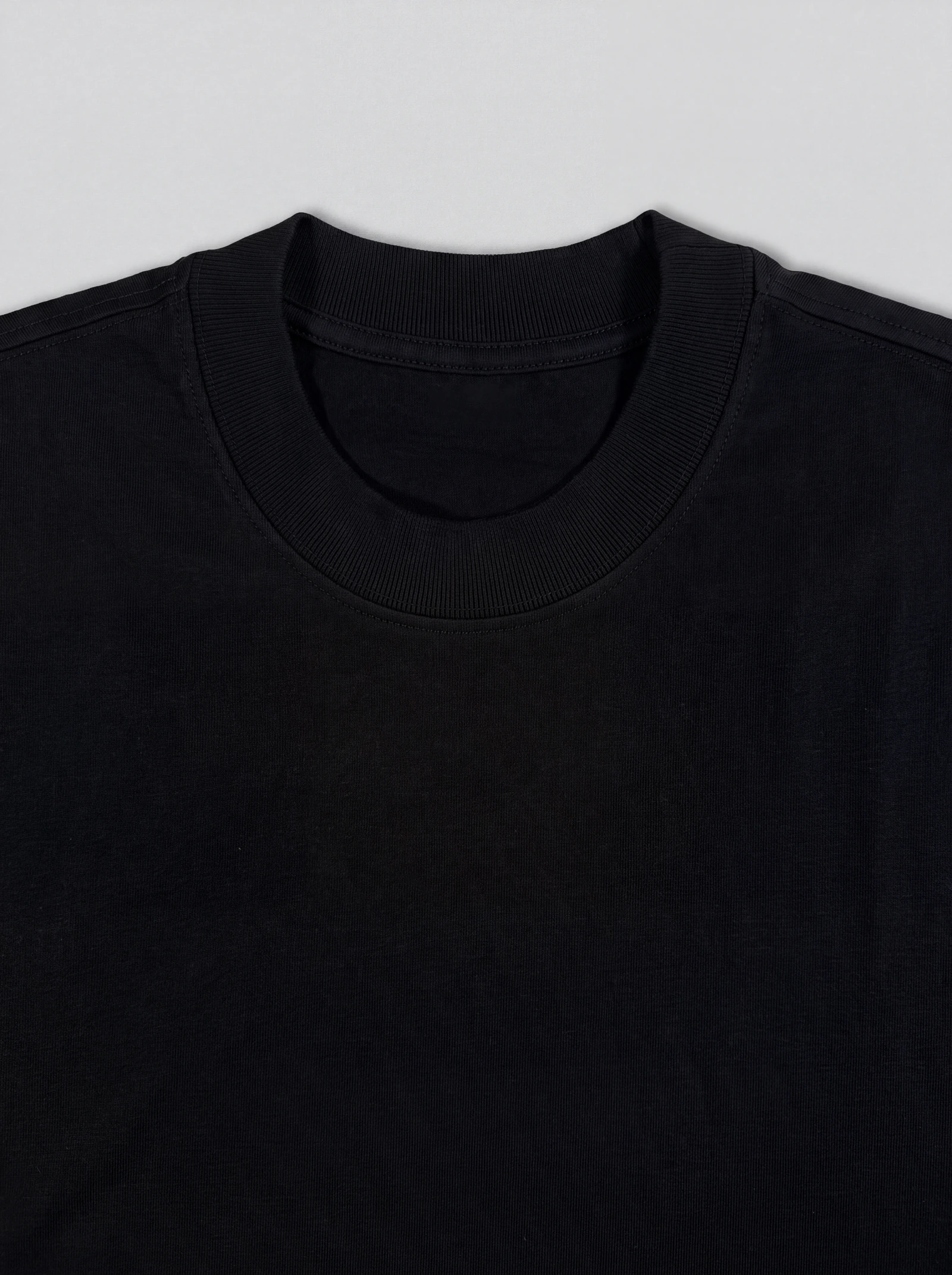 Camiseta Oversize Negro — detalle: cuello