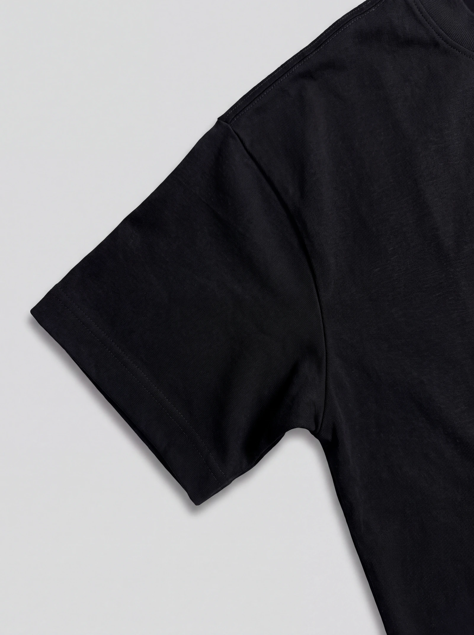 Camiseta Oversize Negro — detalle: manga