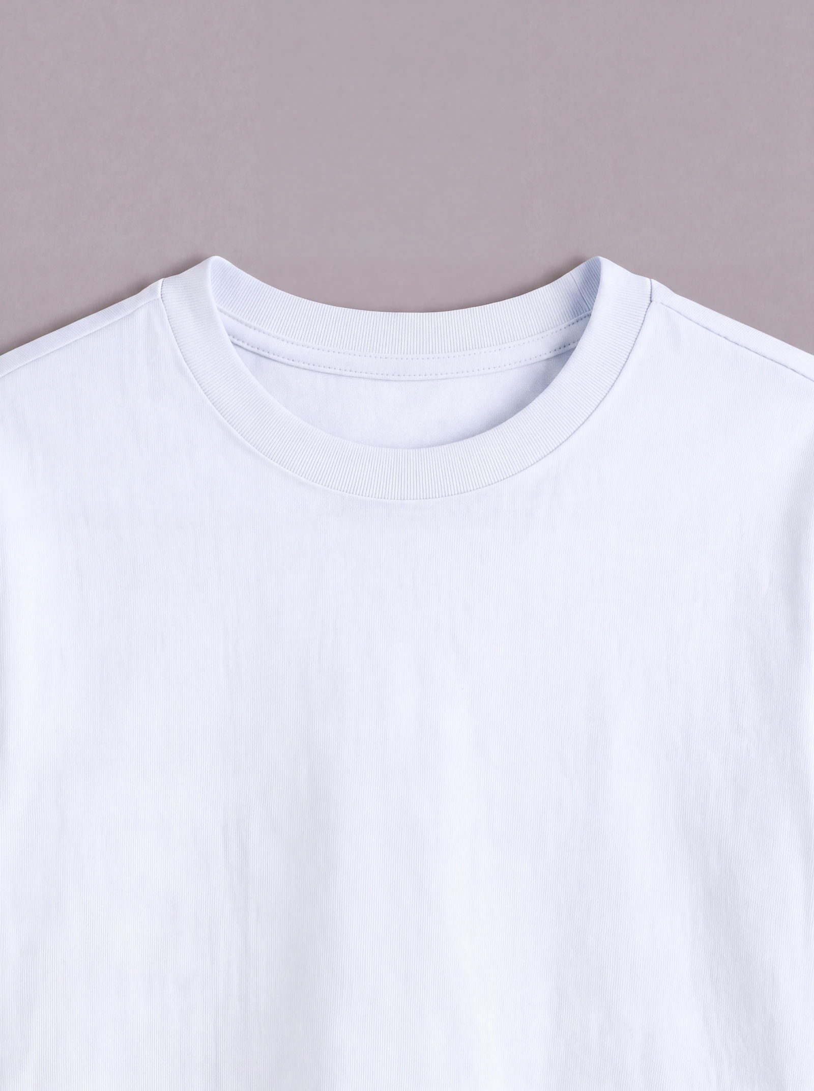 Crop Top Básico Azul Claro — detalle: cuello