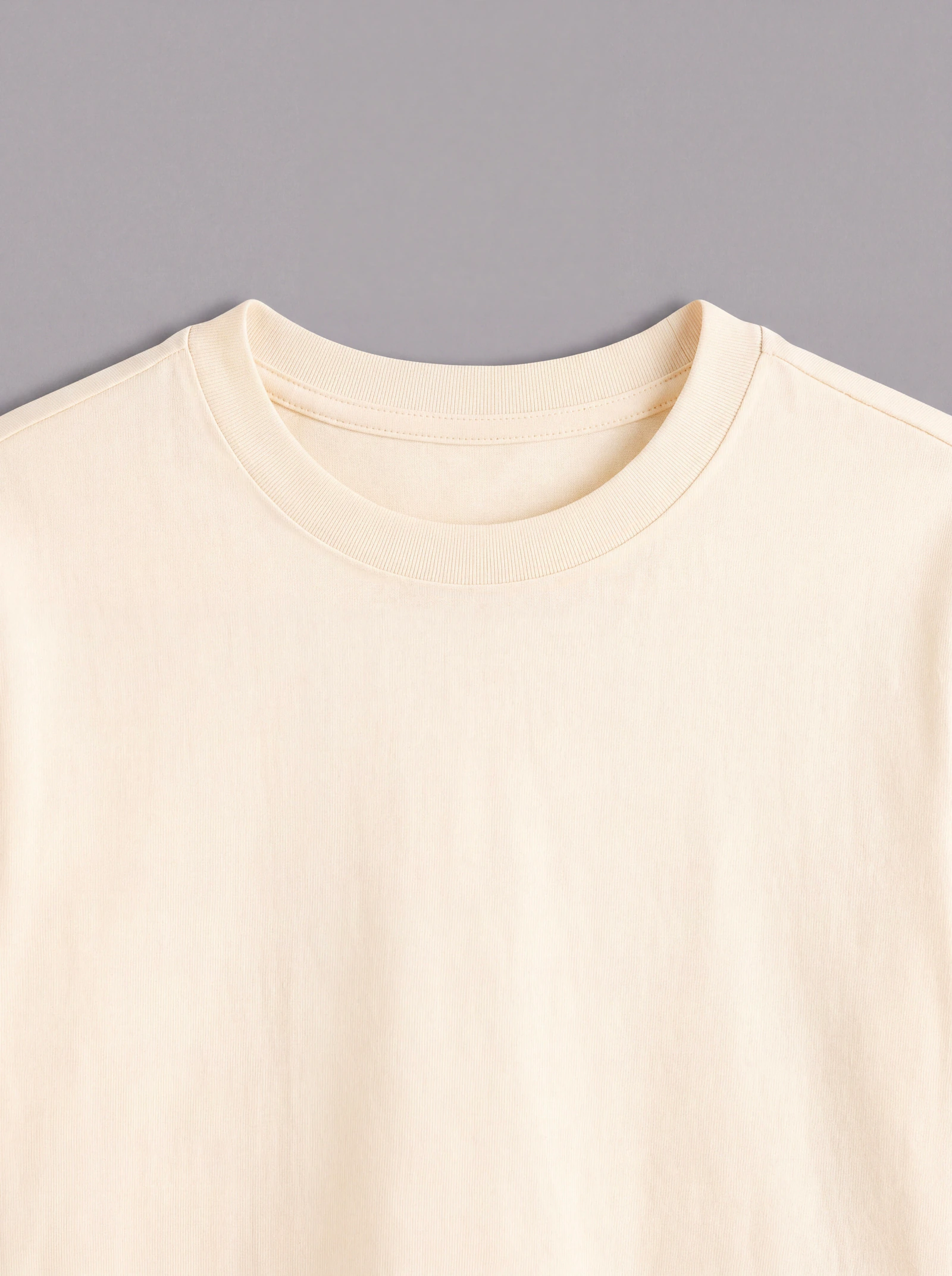 Crop Top Básico Mantequilla — detalle: cuello