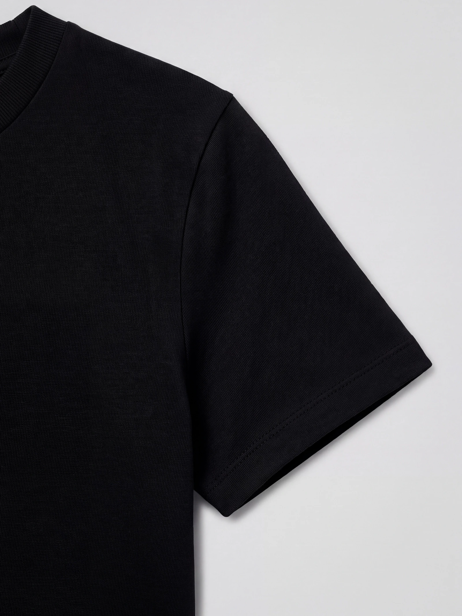 Crop Top Básico Negro — detalle: manga