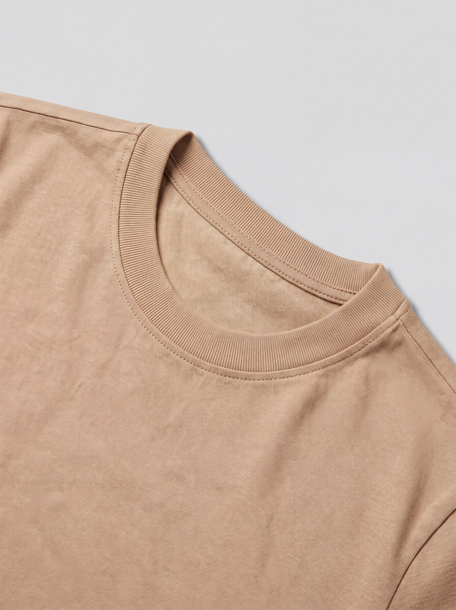 Camiseta Básica Dama Café — detalle: cuello