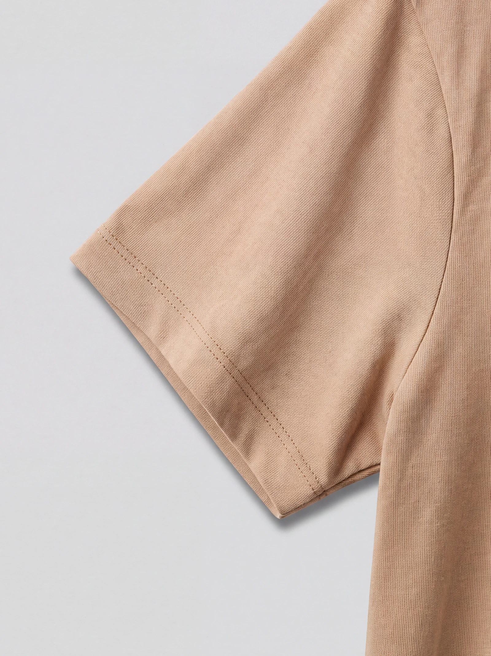 Camiseta Básica Dama Café — detalle: manga