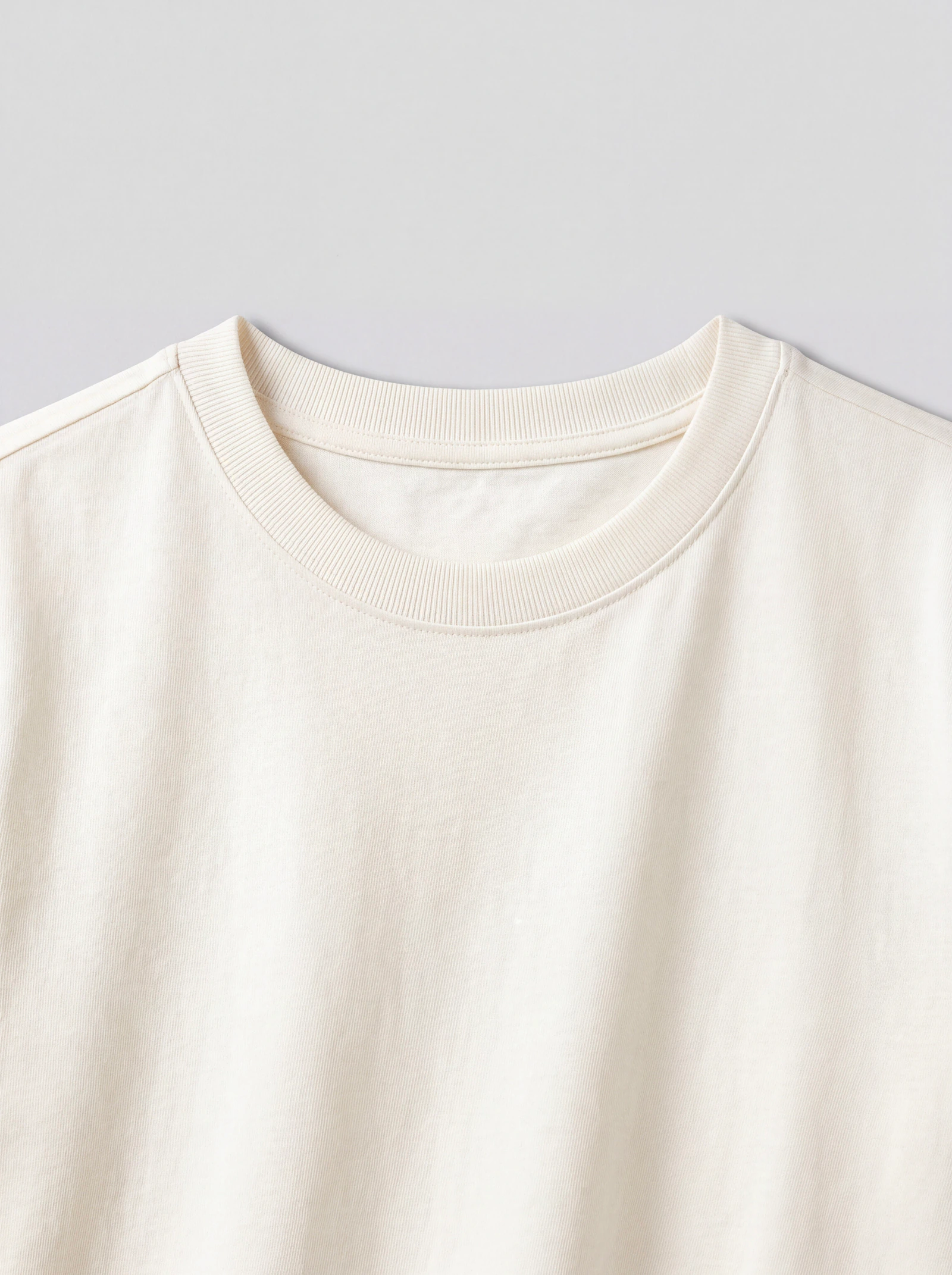 Camiseta Básica Dama Crudo — detalle: cuello