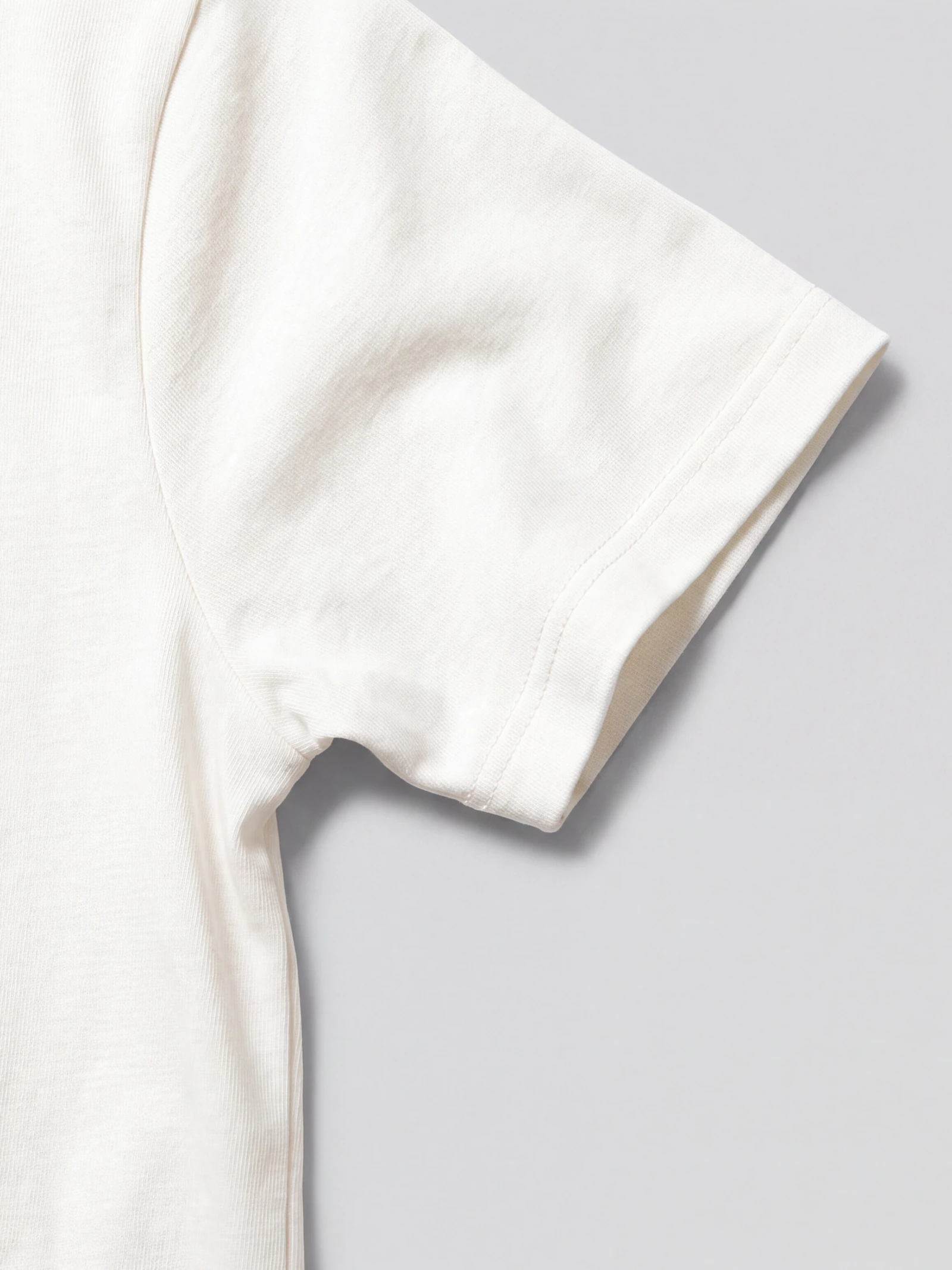 Camiseta Básica Dama Crudo — detalle: manga
