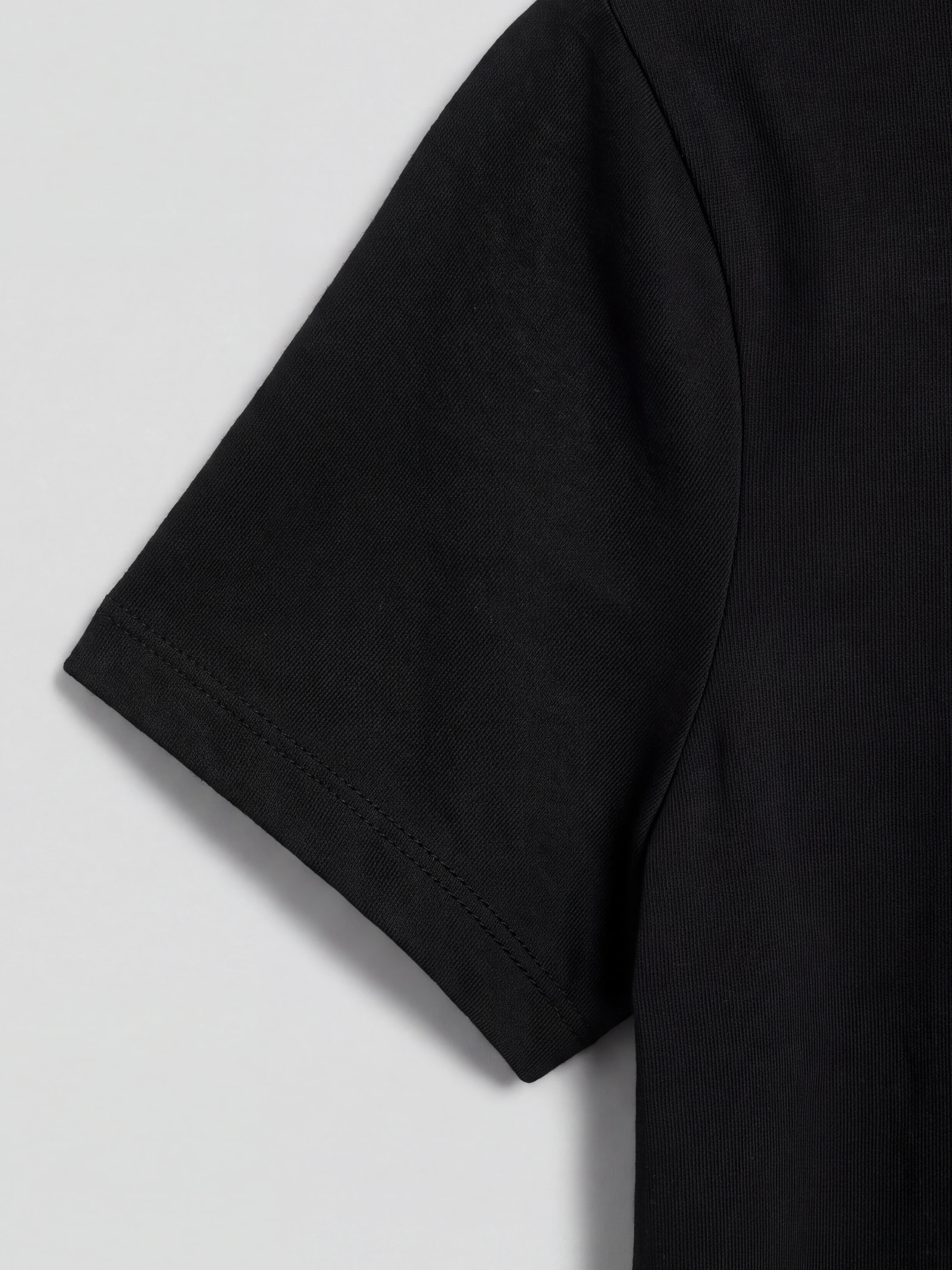 Camiseta Básica Dama Negro — detalle: manga