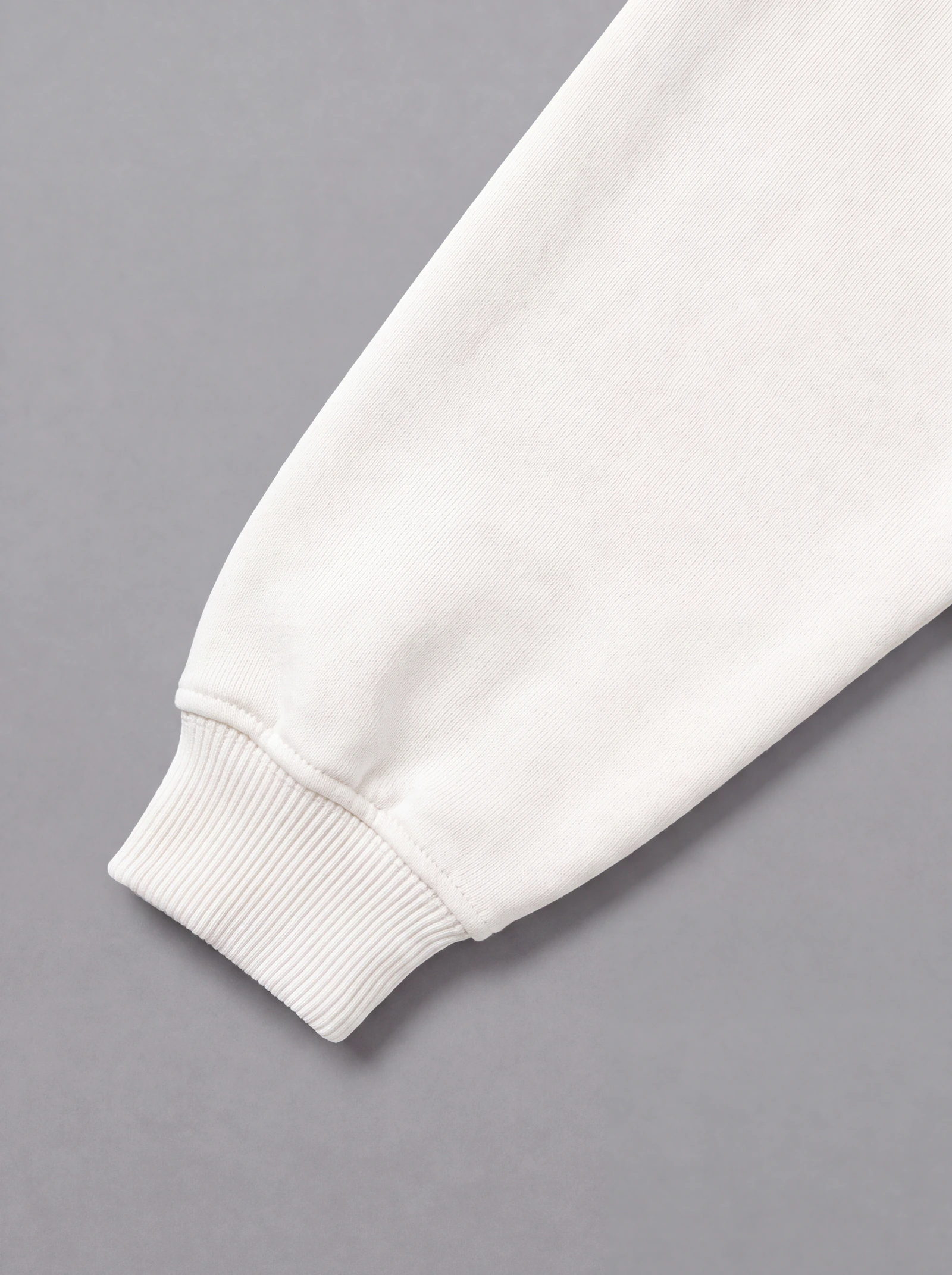 Crewneck Cuello Redondo Crudo — detalle: puño