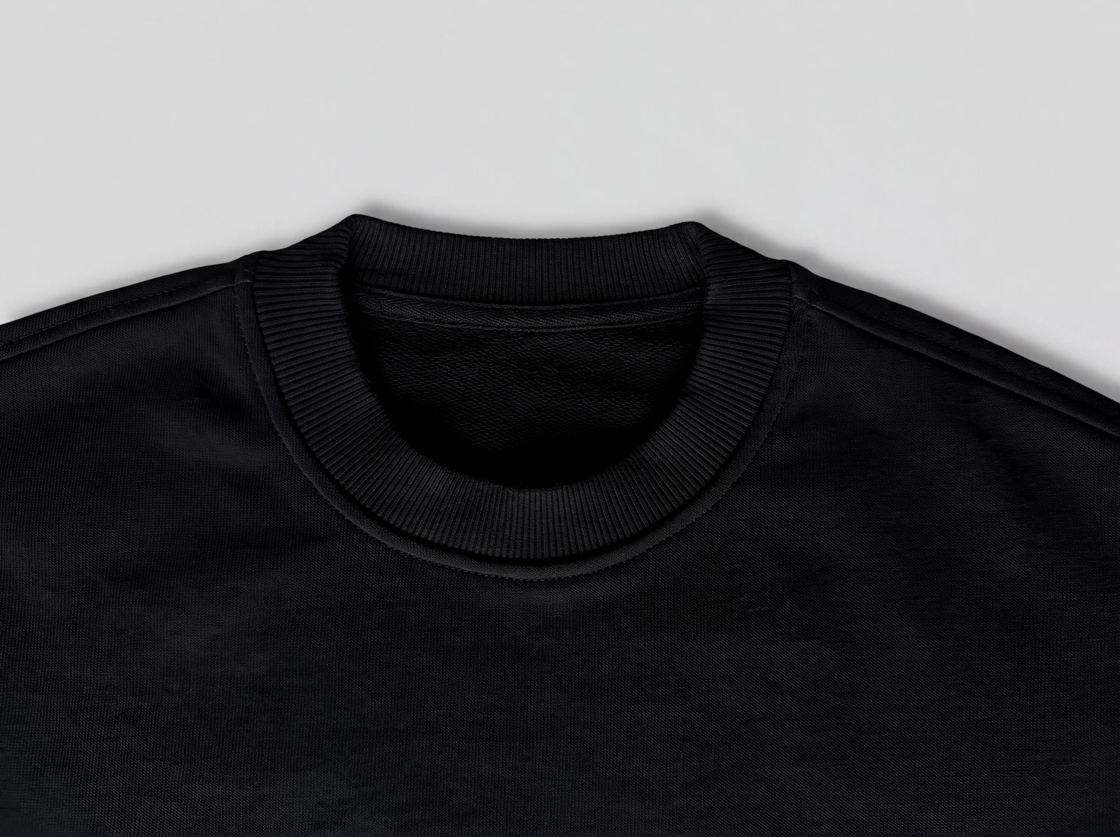 Crewneck Cuello Redondo Negro — detalle: cuello