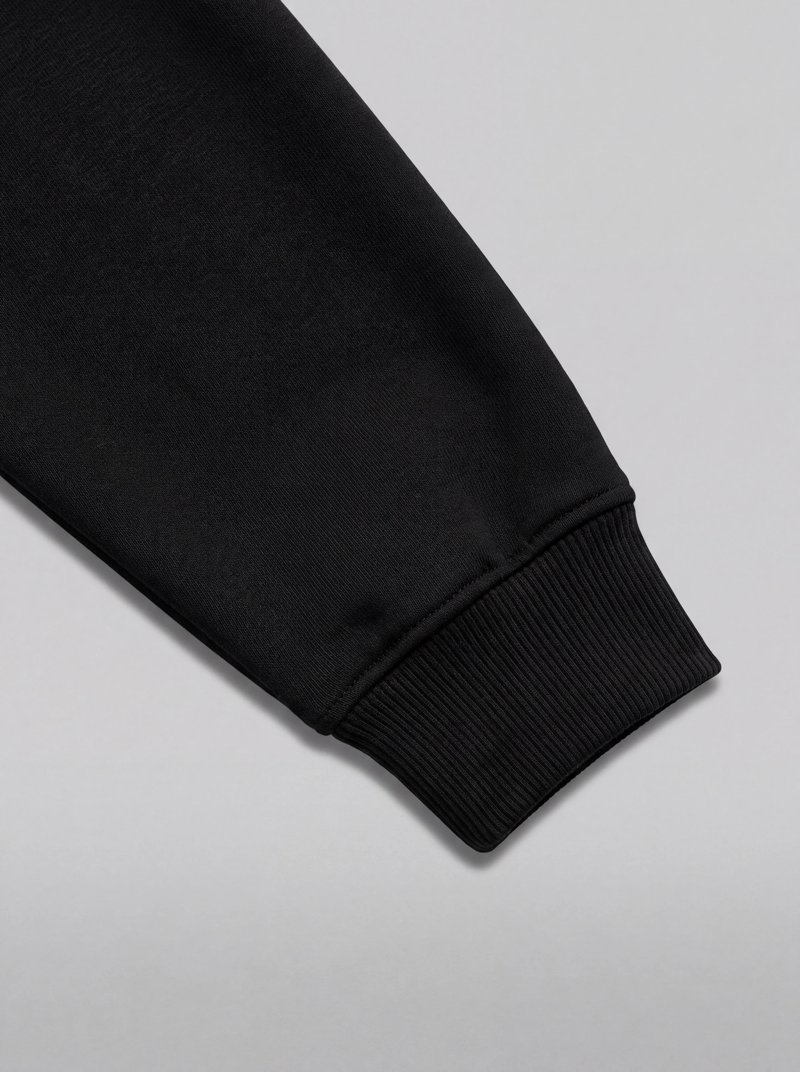 Crewneck Cuello Redondo Negro — detalle: puño