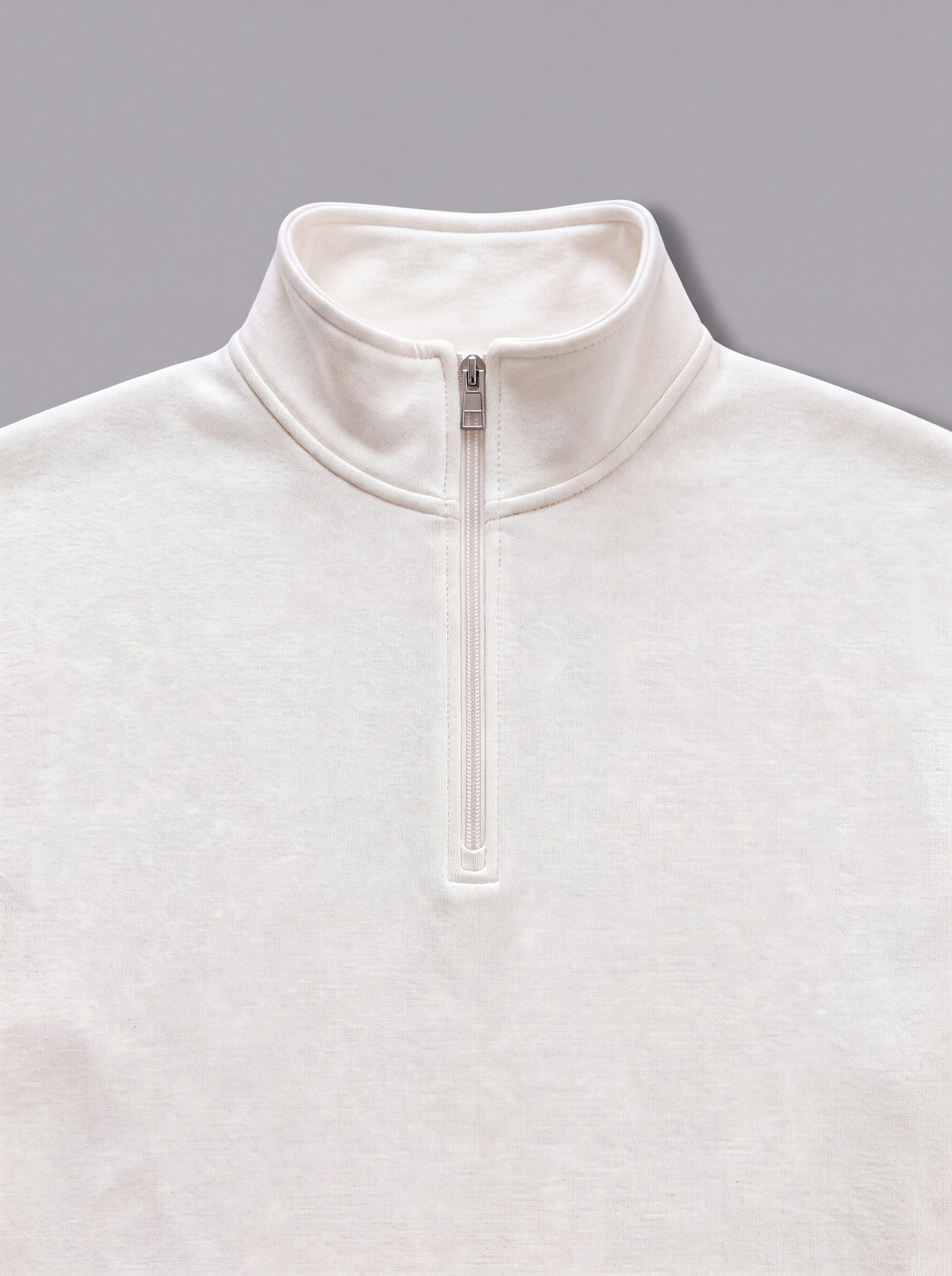 Crewneck Con Cierre Crudo — detalle: cierre