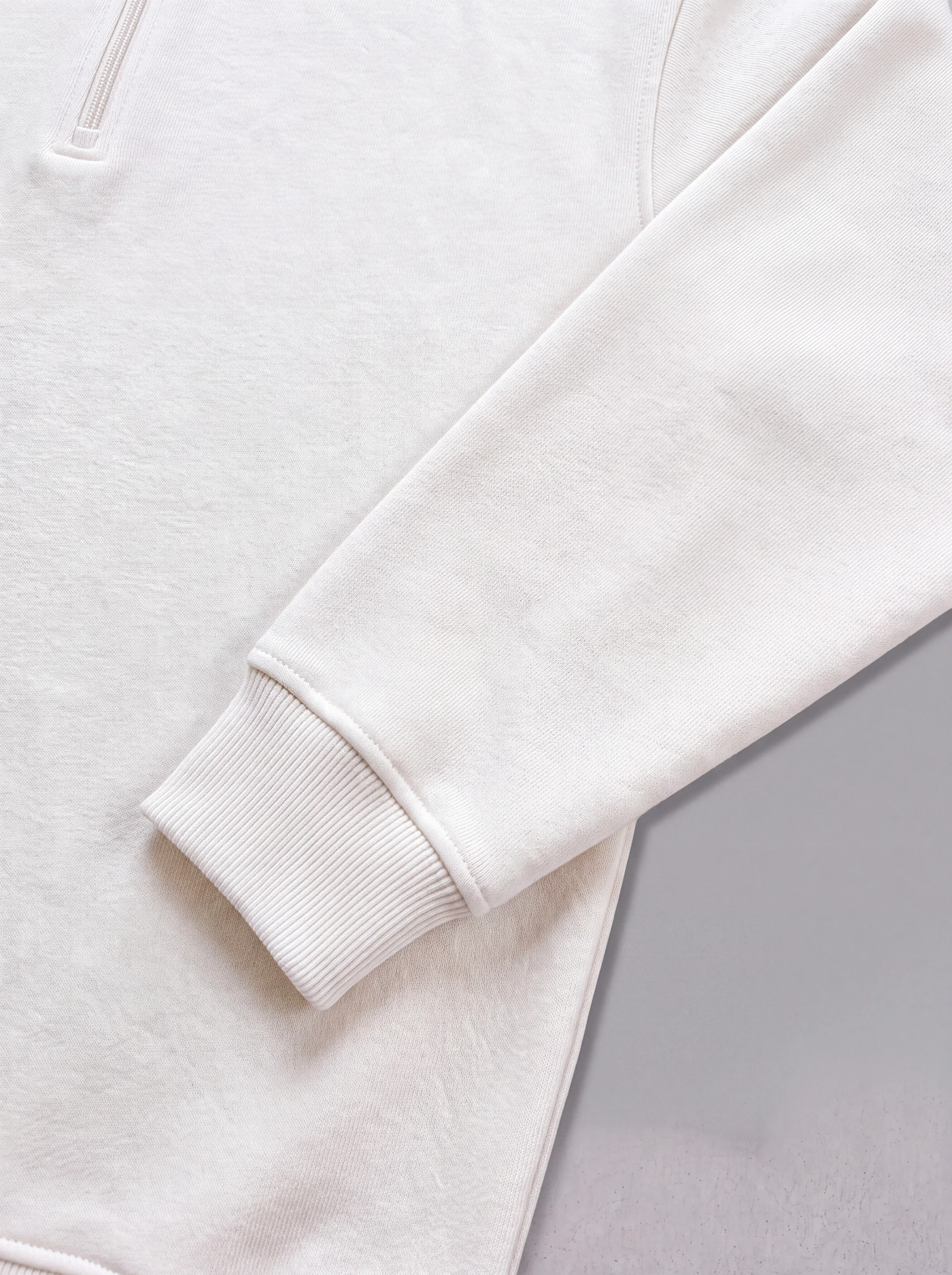 Crewneck Con Cierre Crudo — detalle: puño