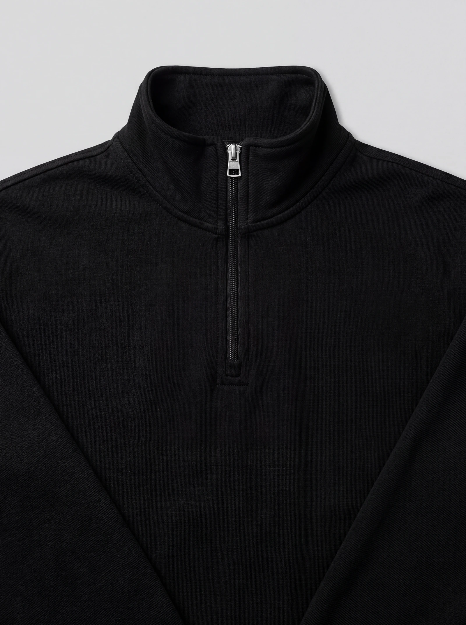Crewneck Con Cierre Negro — detalle: cierre