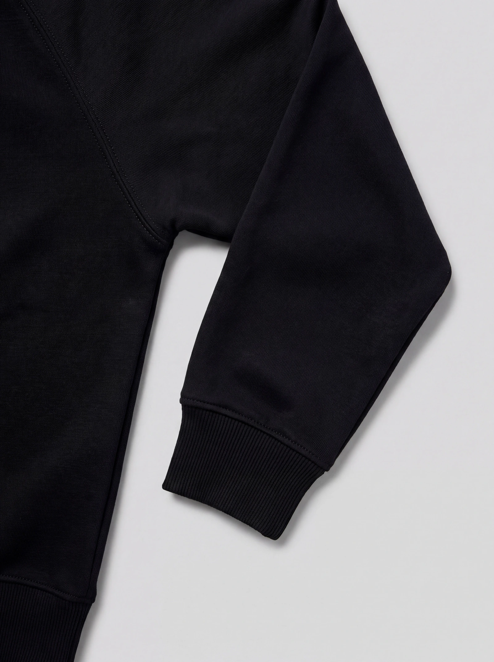 Crewneck Con Cierre Negro — detalle: puño