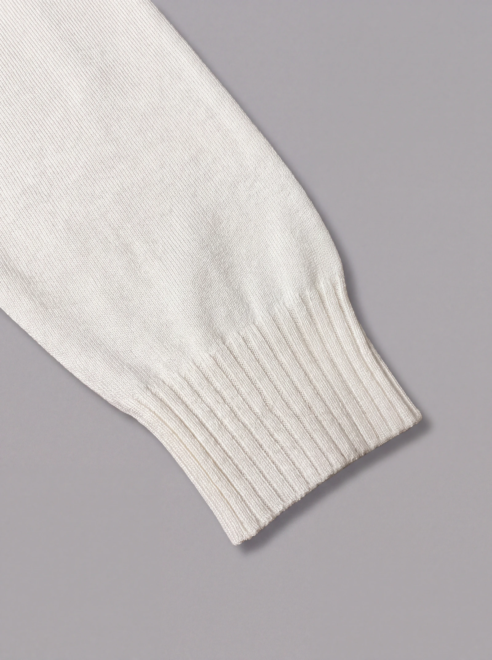 Crewneck Tejido Cuello Redondo Crudo — detalle: puño