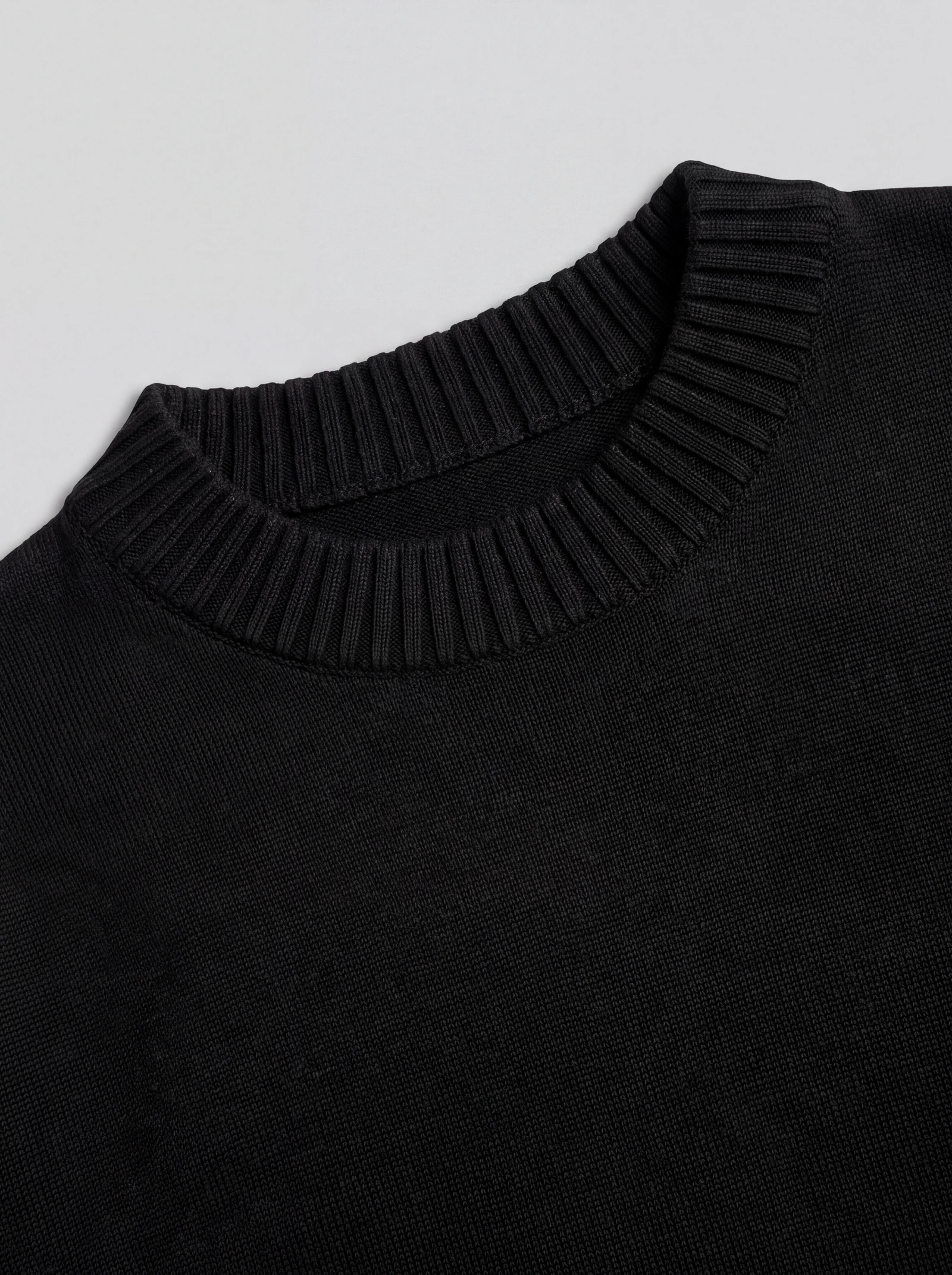 Crewneck Tejido Cuello Redondo Negro — detalle: cuello