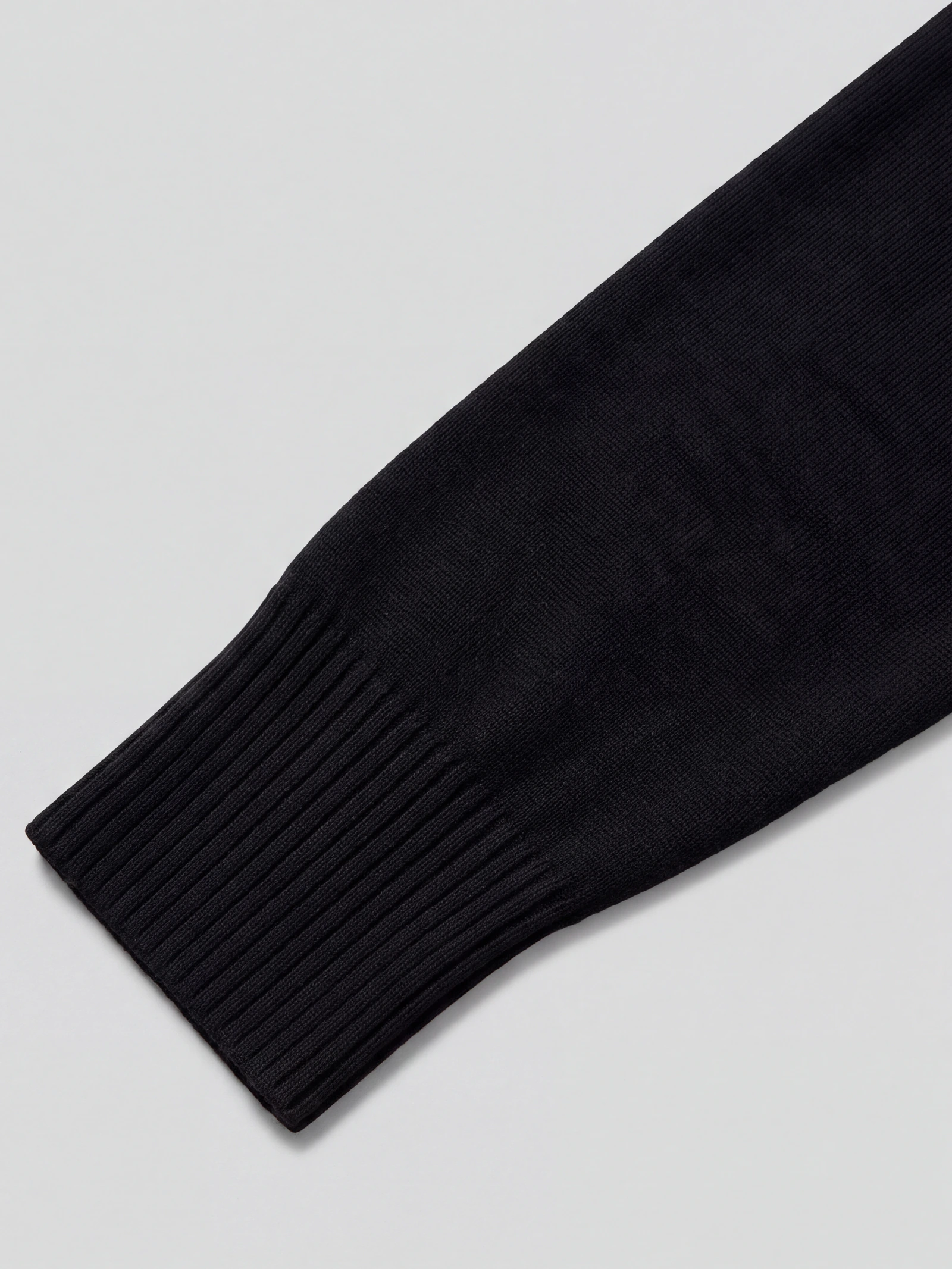 Crewneck Tejido Cuello Redondo Negro — detalle: puño