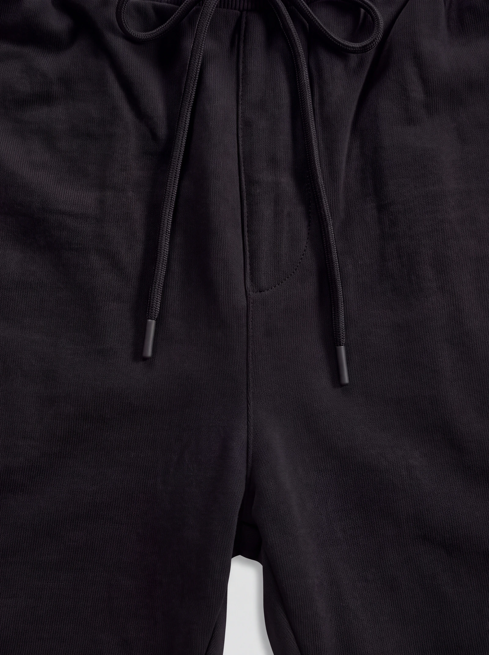 Short Básico Negro — detalle: centro