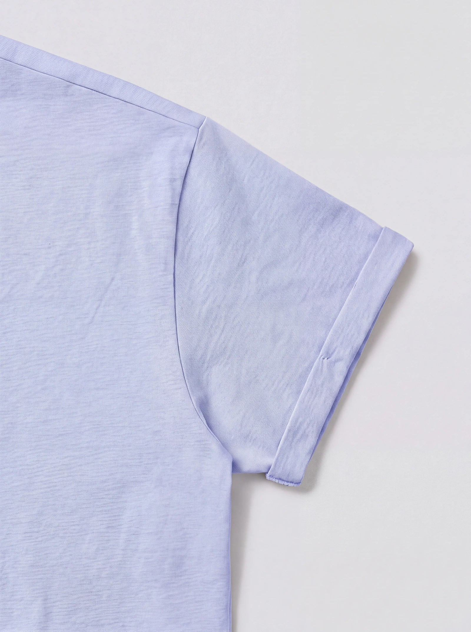 Crop Top Básico Azul — detalle: puño de la manga