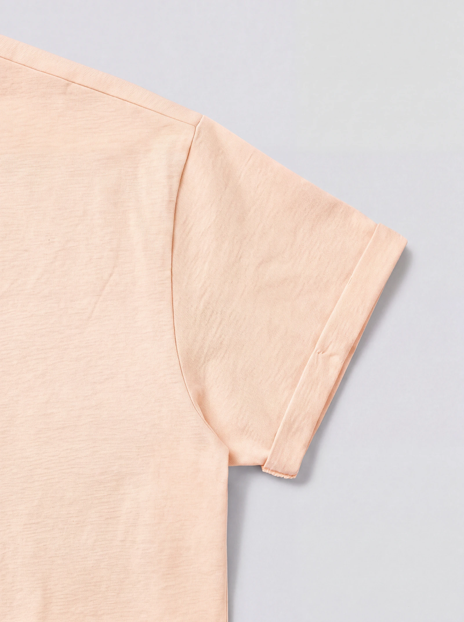 Crop Top Básico Naranja Claro — detalle: puño de la manga