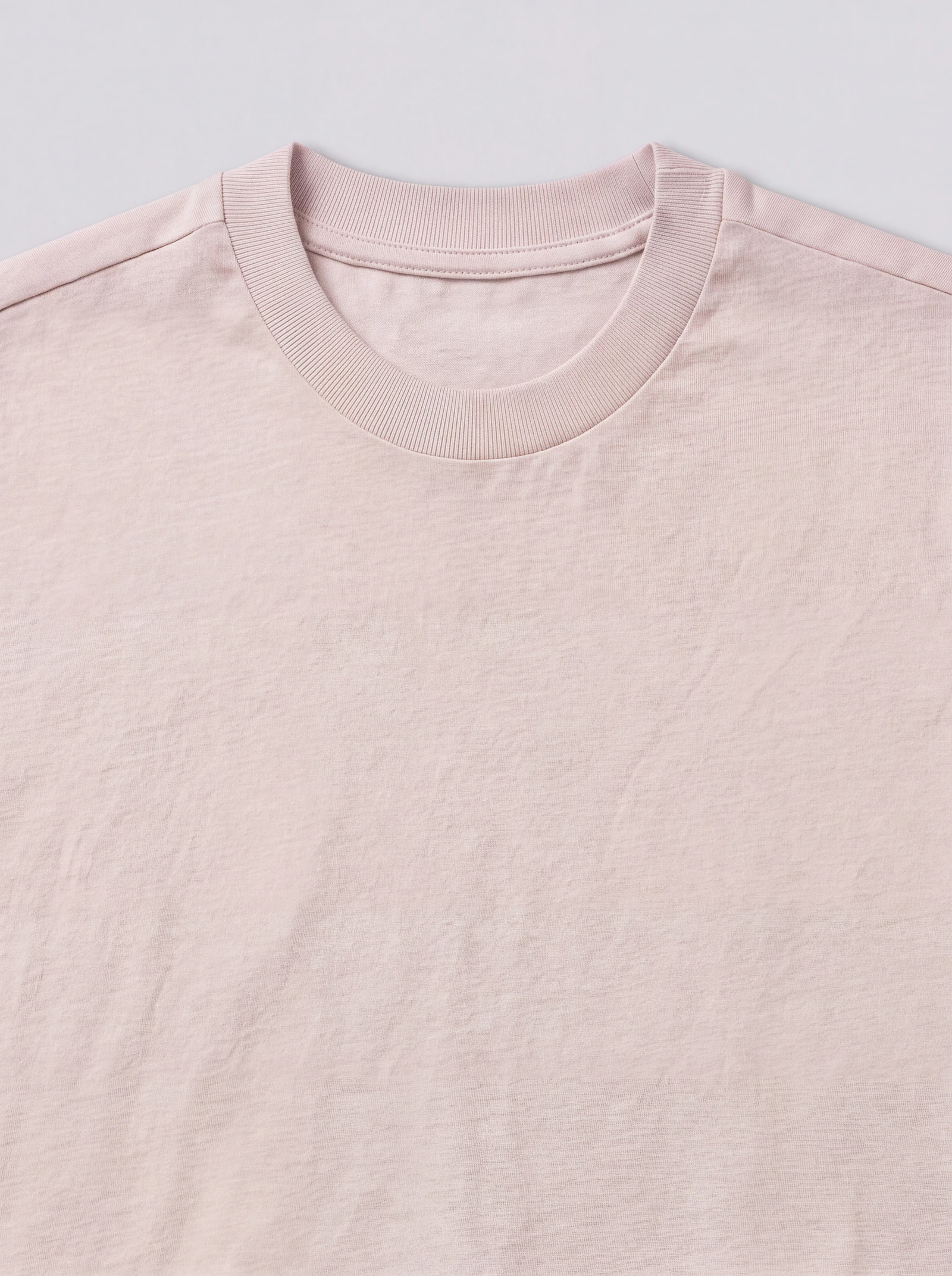Crop Top Básico Nude — detalle: cuello