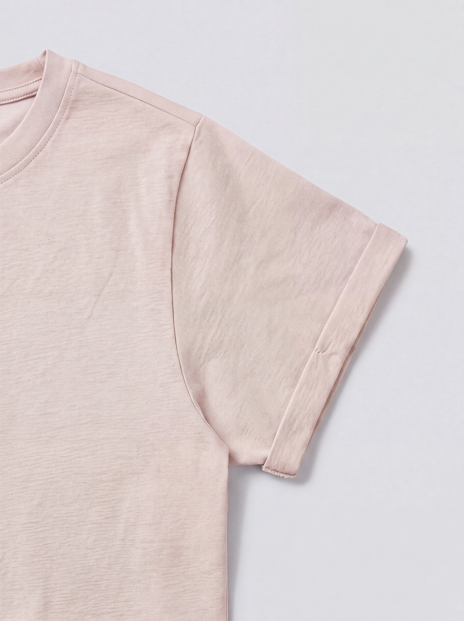 Crop Top Básico Nude — detalle: puño de la manga