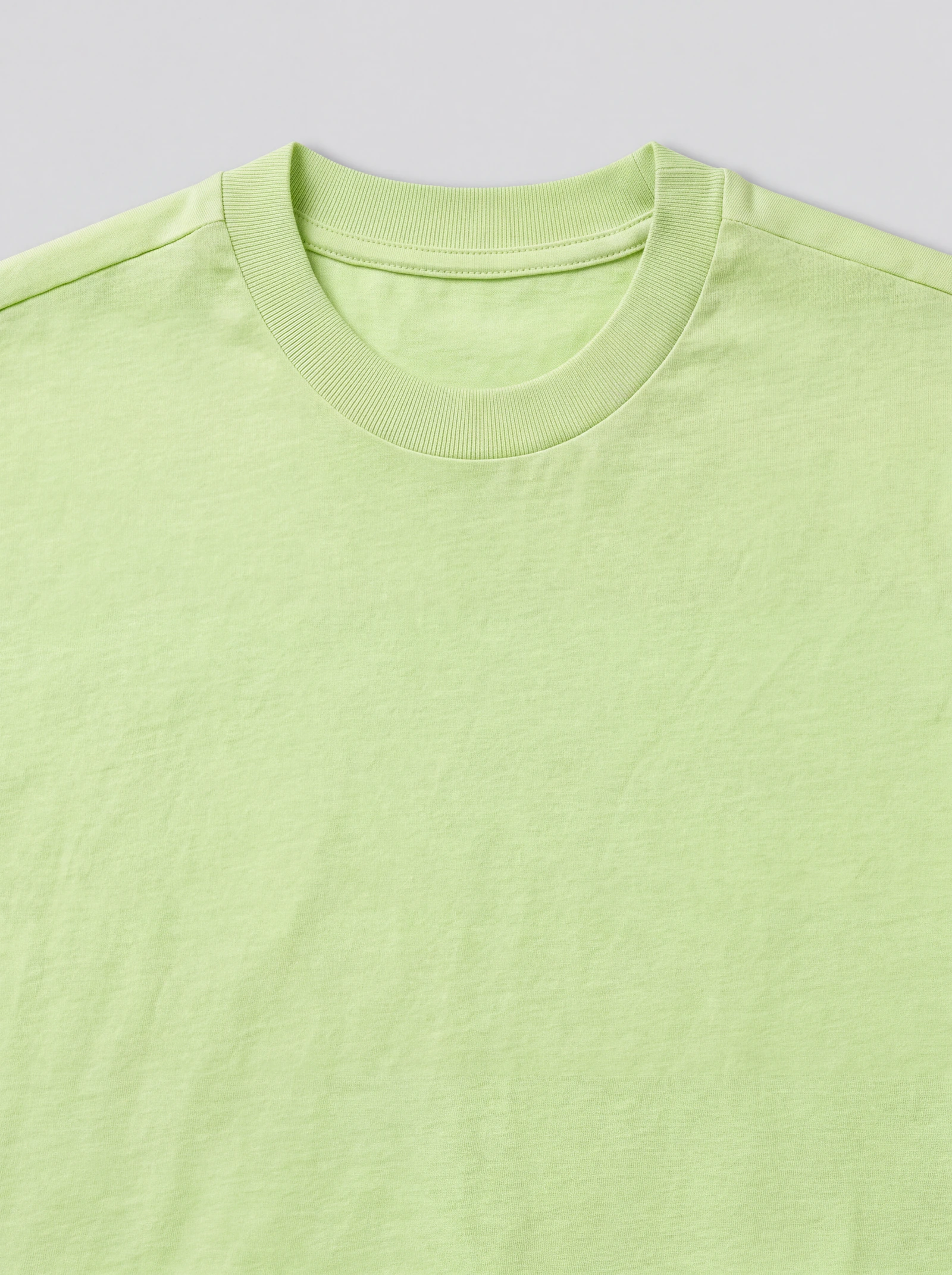 Crop Top Básico Verde Limón — detalle: cuello
