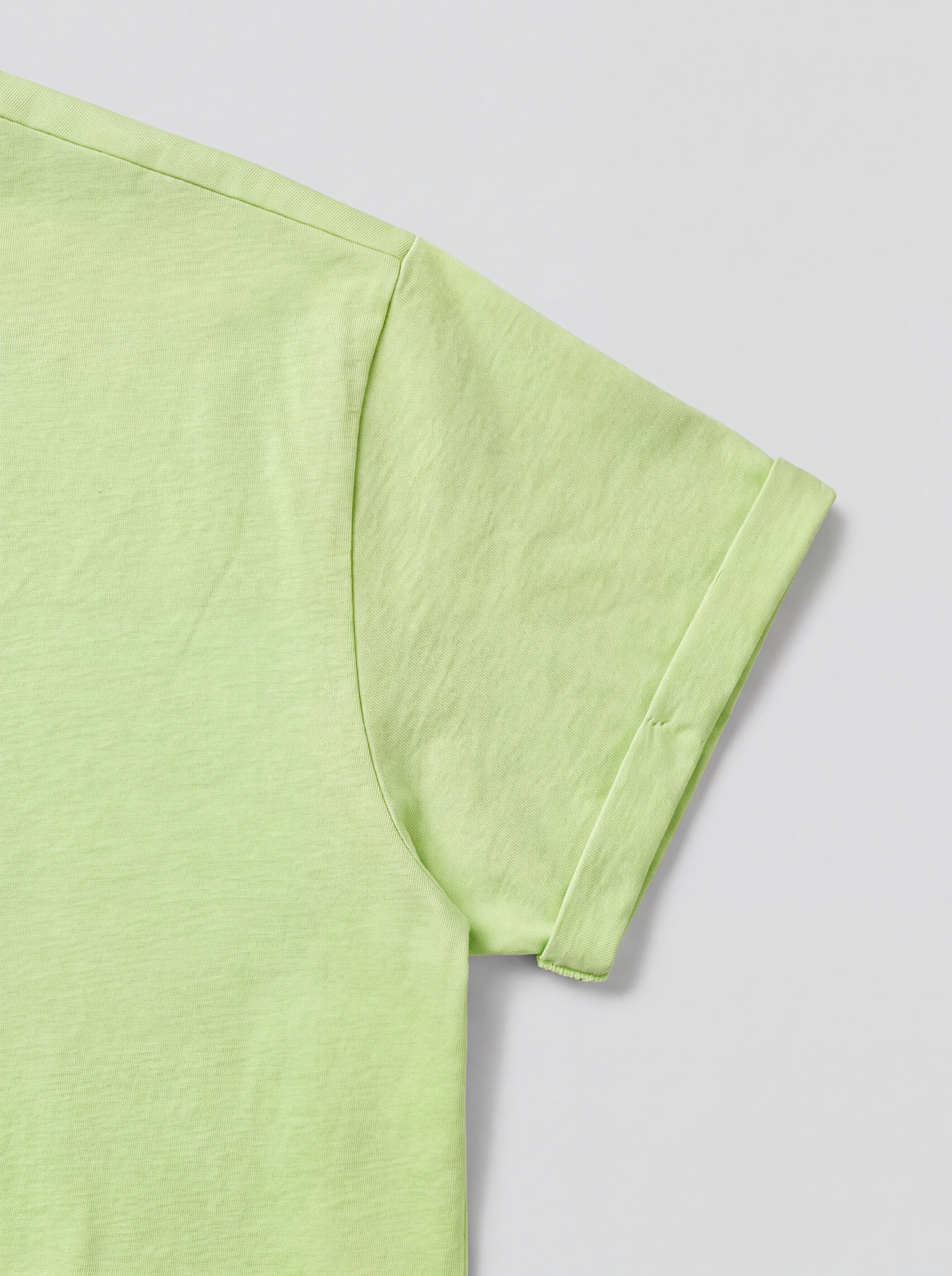 Crop Top Básico Verde Limón — detalle: puño de la manga