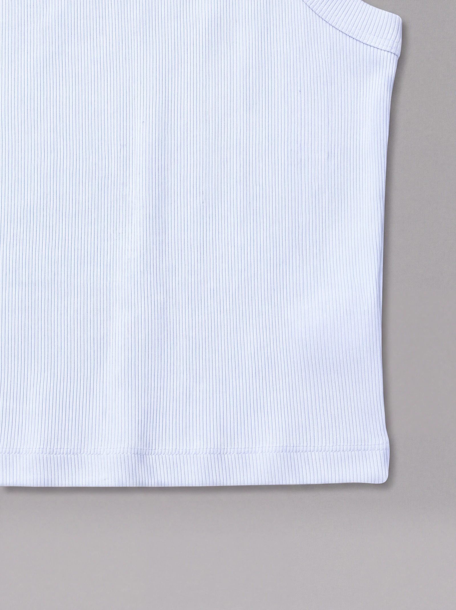 Tank Top Rib Azul Claro — detalle: cintura