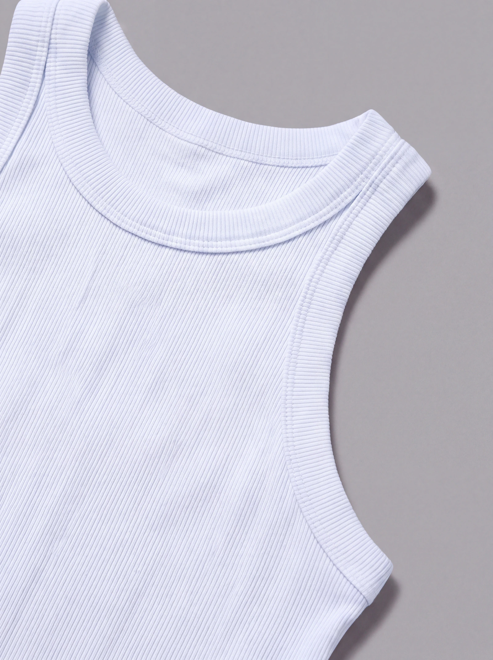 Tank Top Rib Azul Claro — detalle: escote