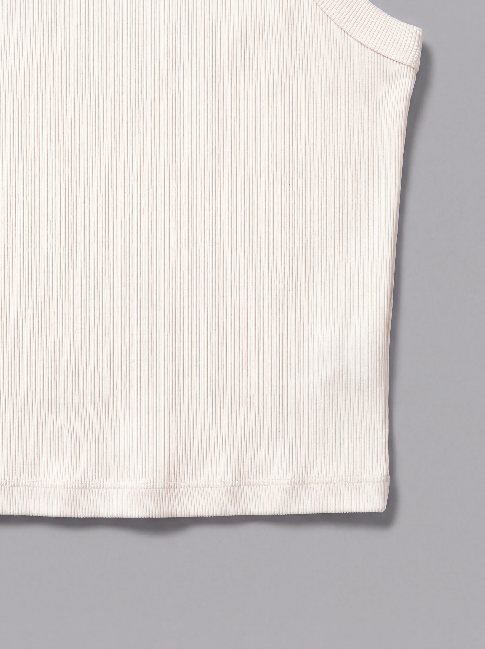 Tank Top Rib Crudo — detalle: cintura
