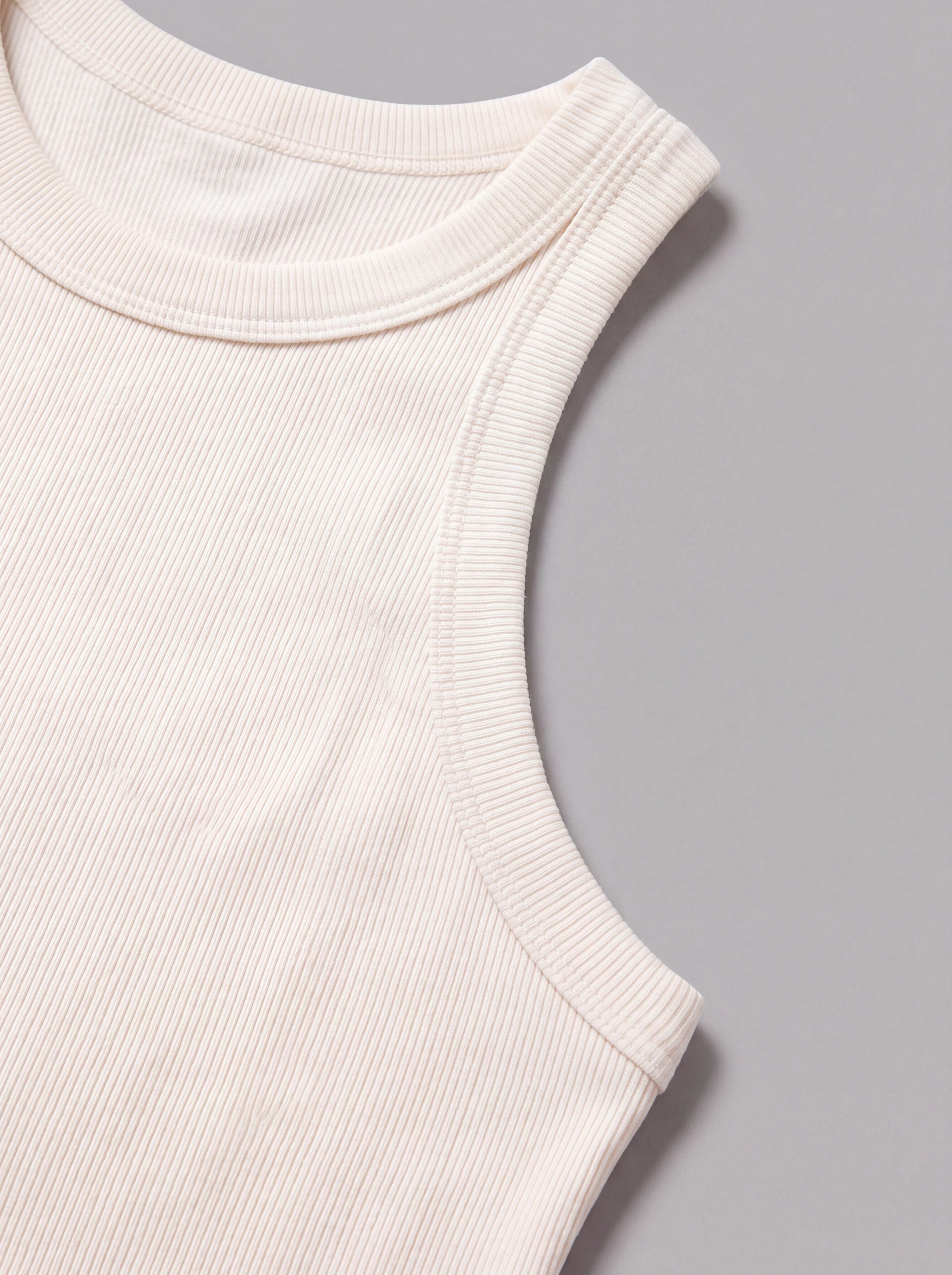 Tank Top Rib Crudo — detalle: sisa