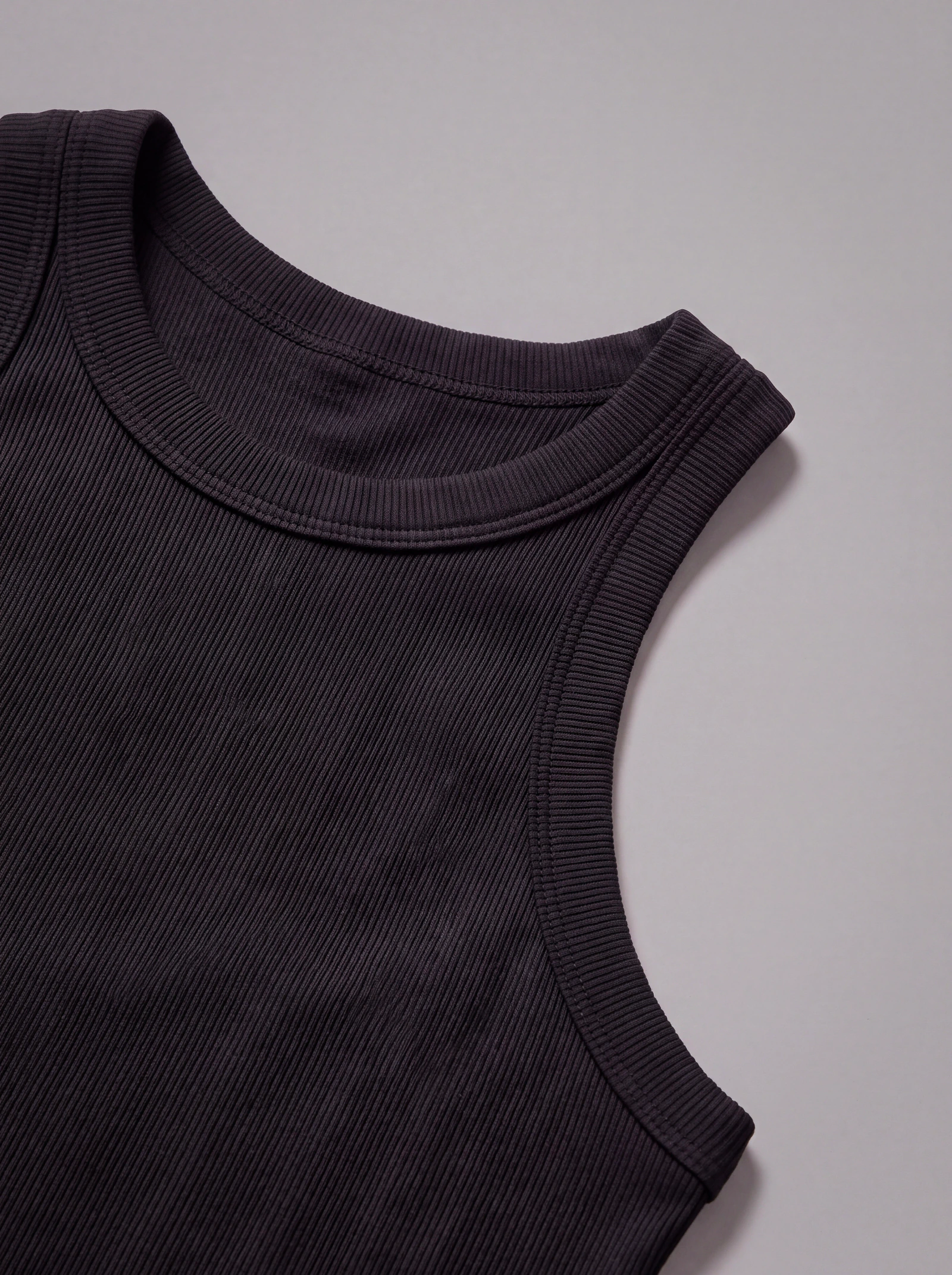 Tank Top Rib Negro — detalle: escote