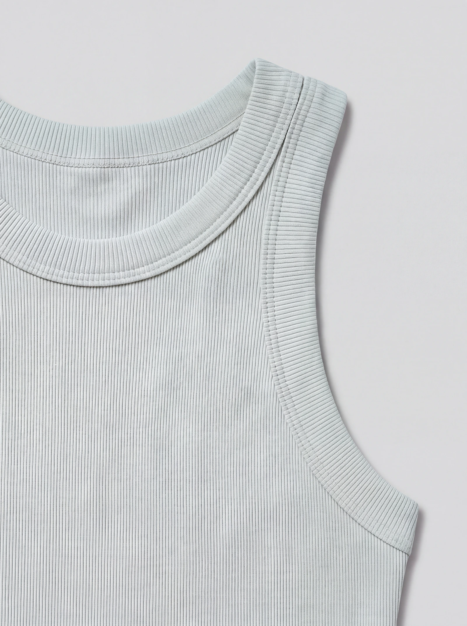 Tank Top Rib Verde Claro — detalle: escote