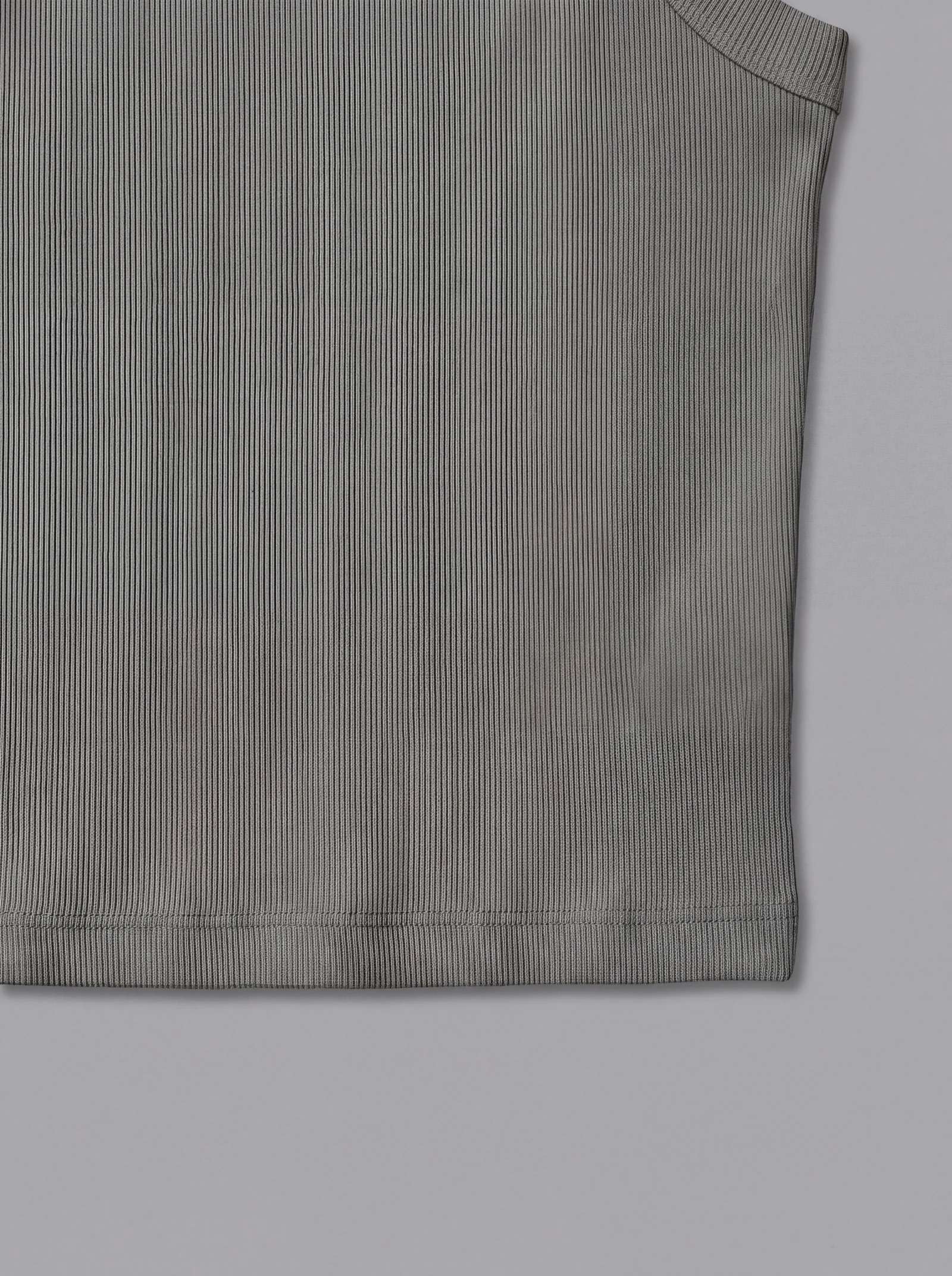 Tank Top Rib Verde Militar — detalle: cintura