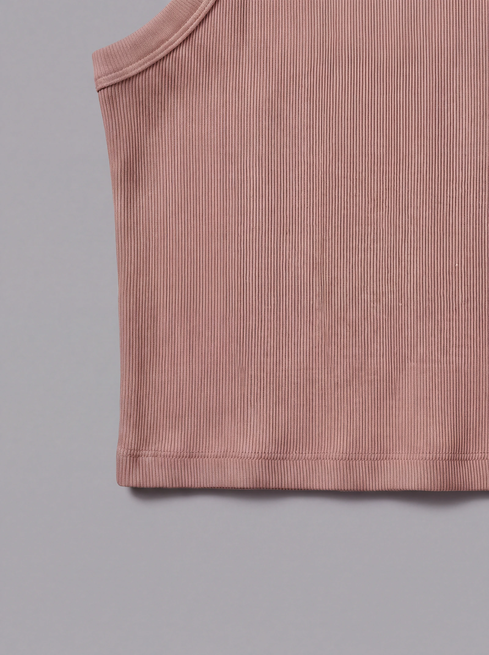 Tank Top Rib Café — detalle: cintura