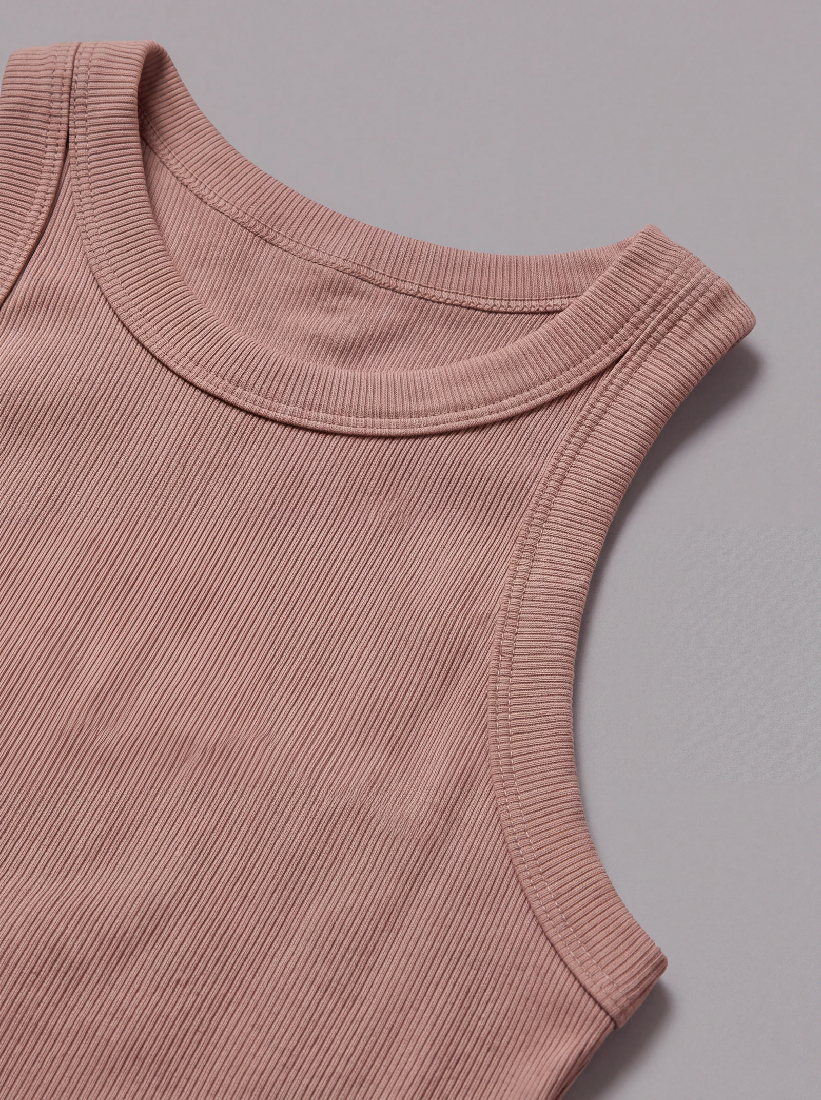 Tank Top Rib Café — detalle: escote
