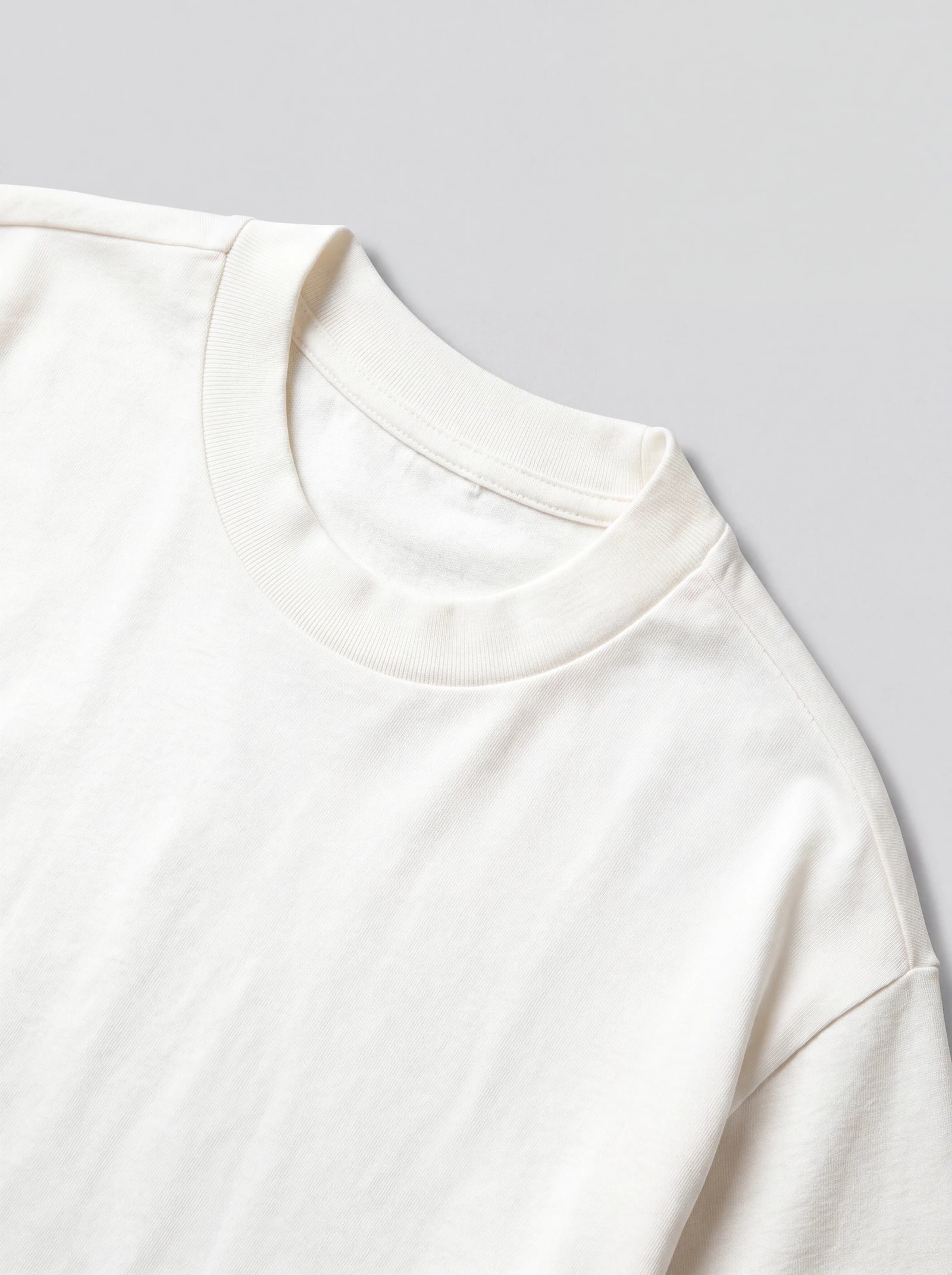 Camiseta Oversize Crudo — detalle: cuello