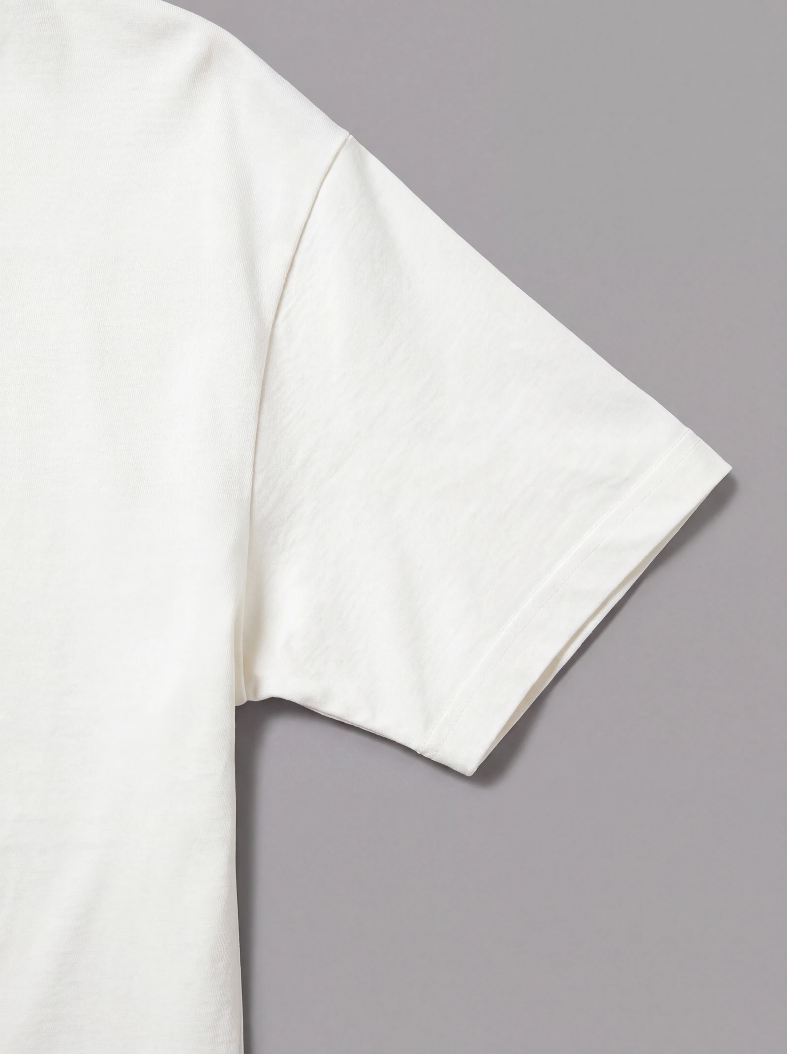 Camiseta Oversize Crudo — detalle: manga