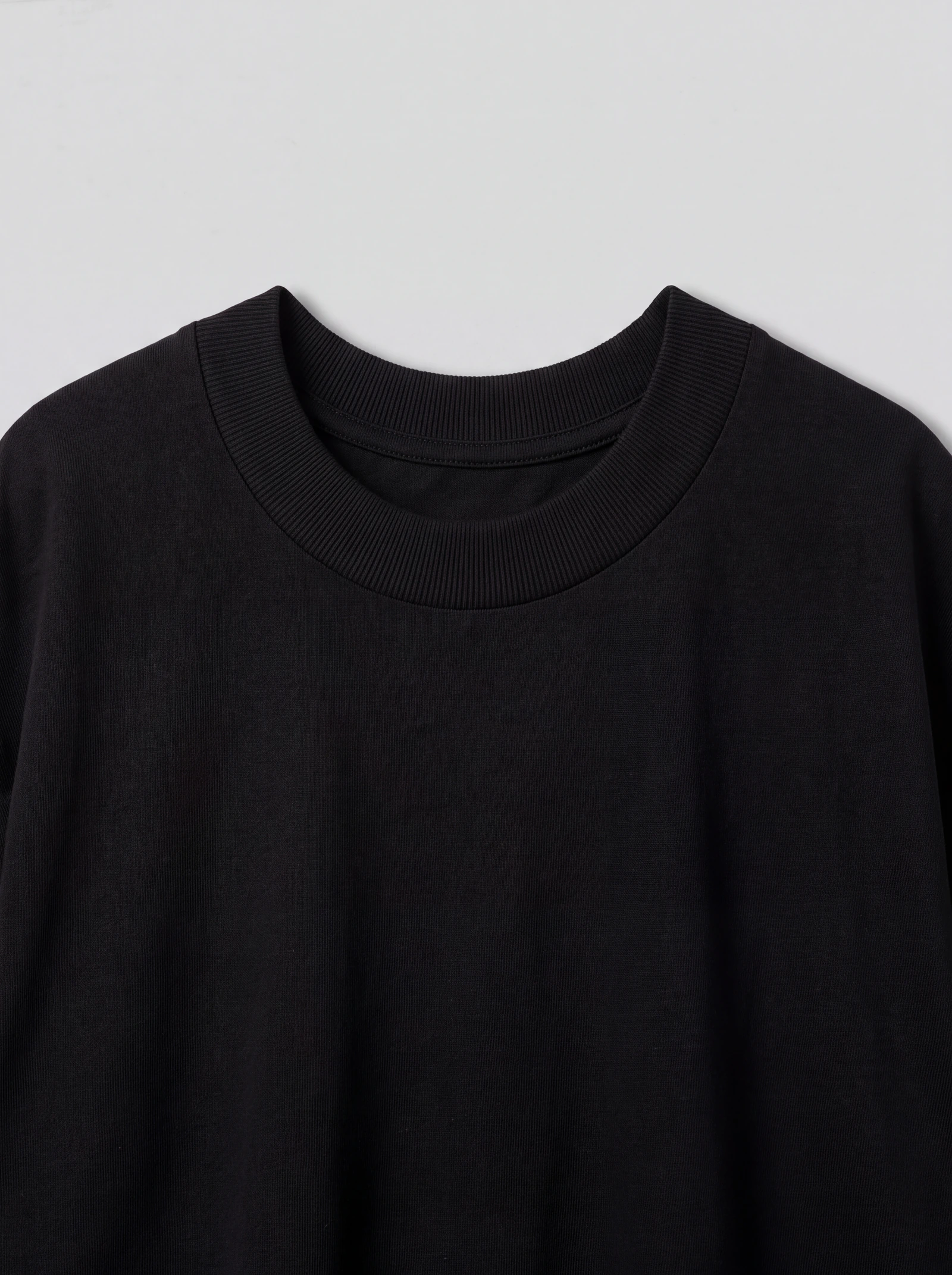 Camiseta Oversize Negro — detalle: cuello