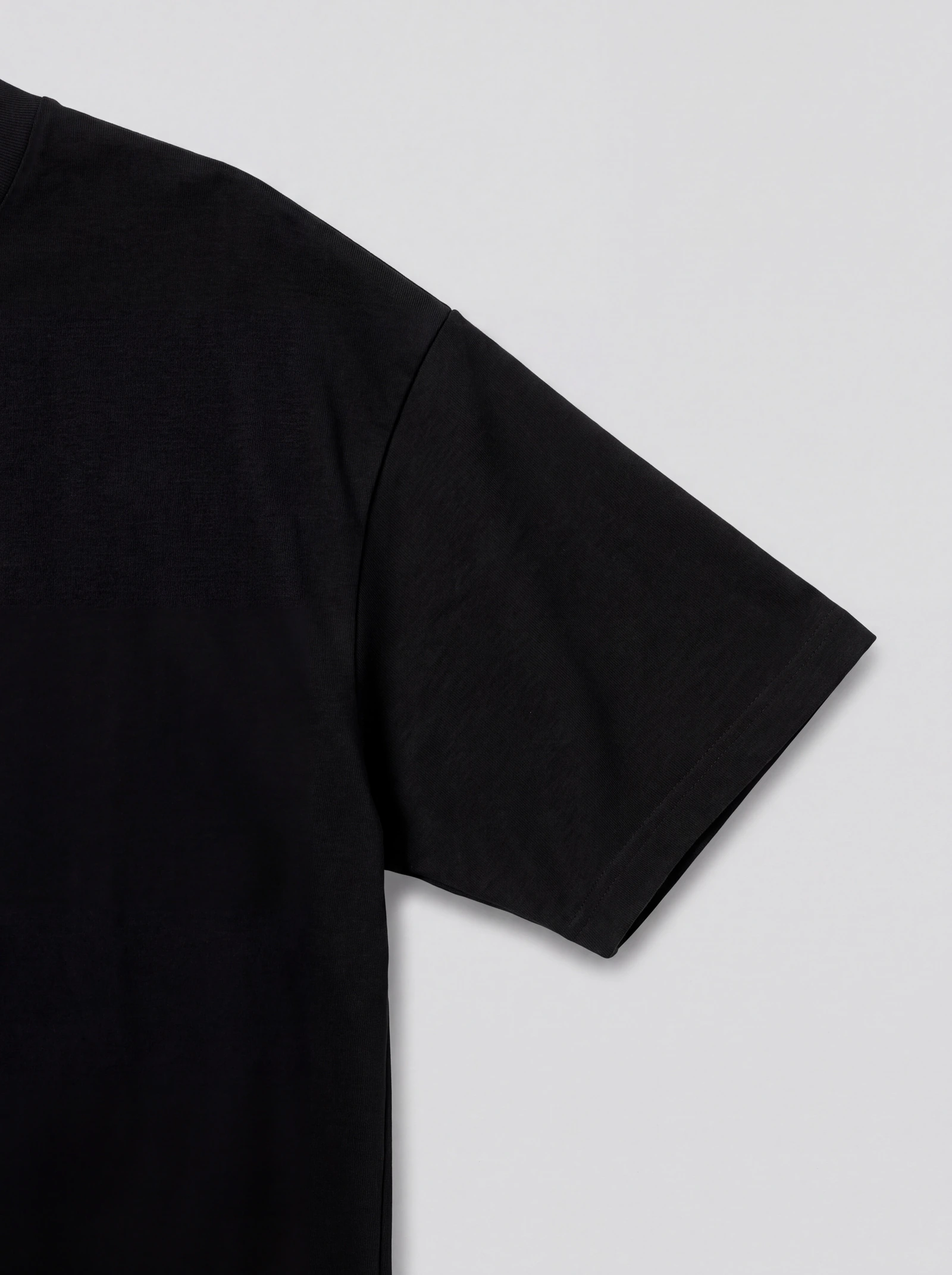 Camiseta Oversize Negro — detalle: manga