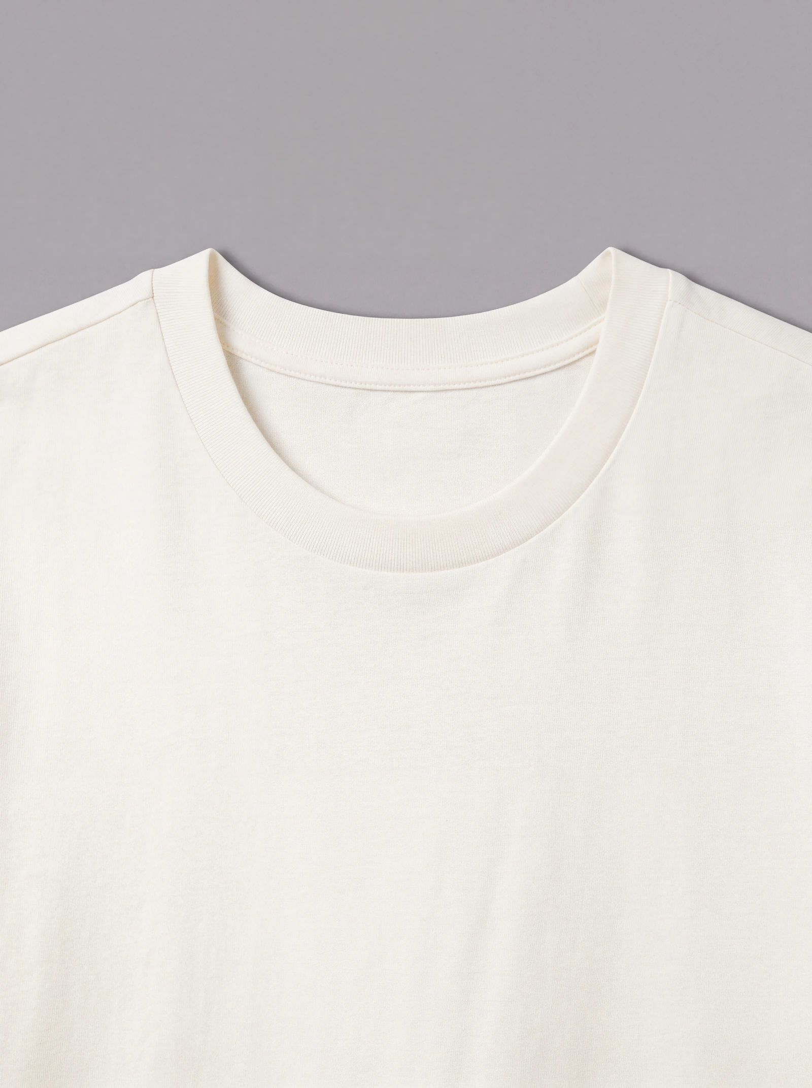 Camiseta Oversize London Crudo — detalle: cuello