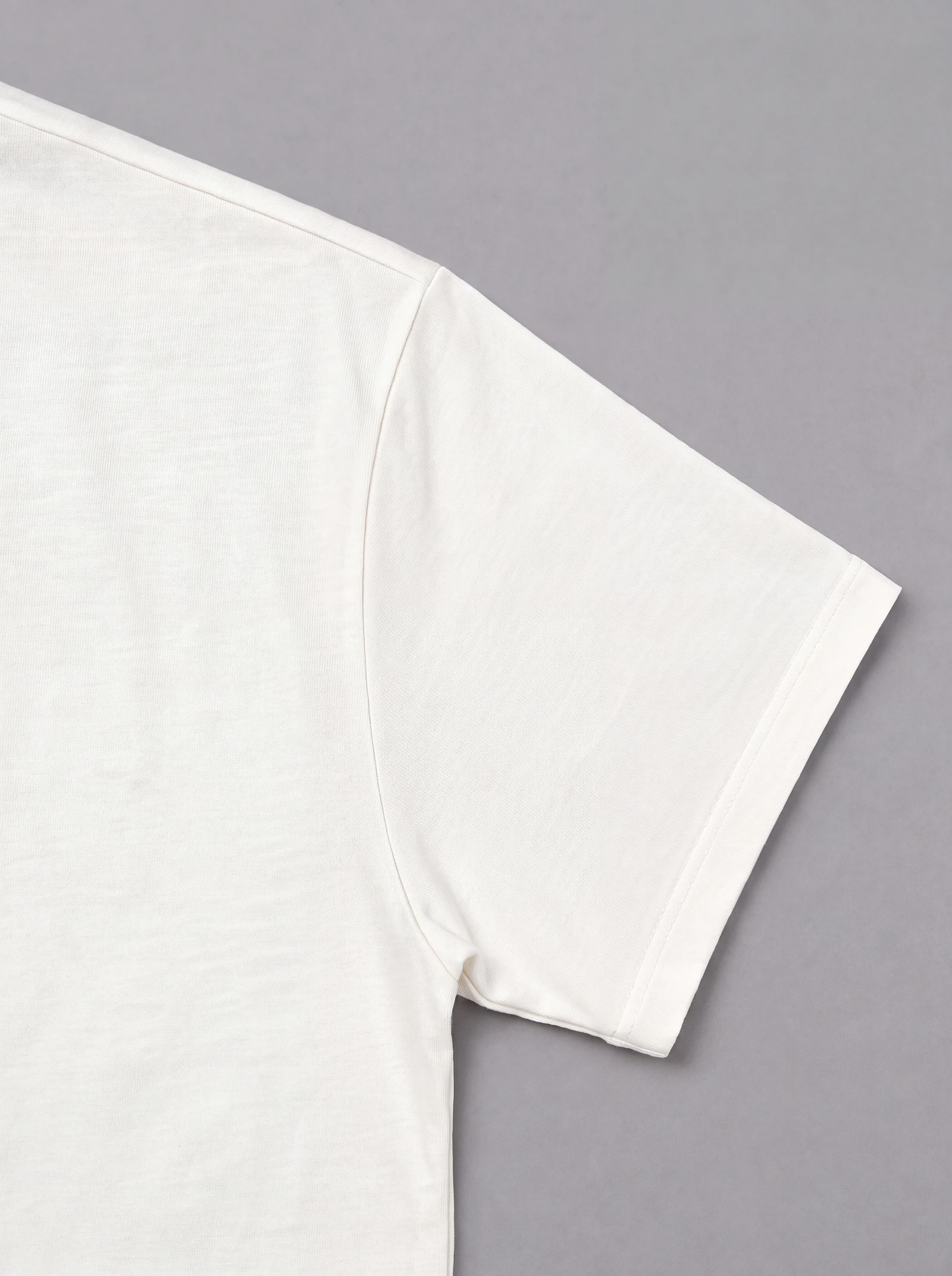 Camiseta Oversize London Crudo — detalle: manga