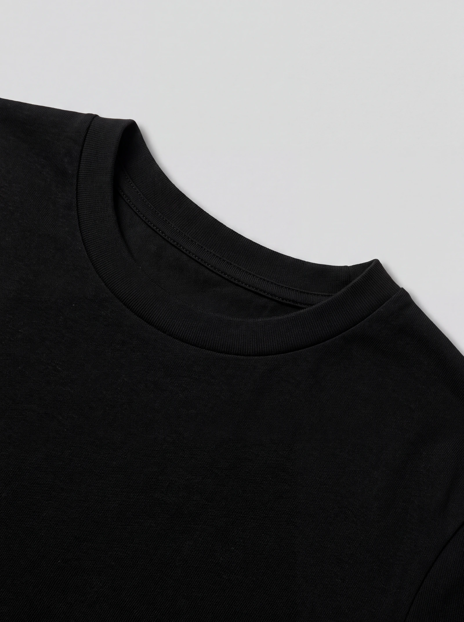 Camiseta Oversize London Negro — detalle: cuello