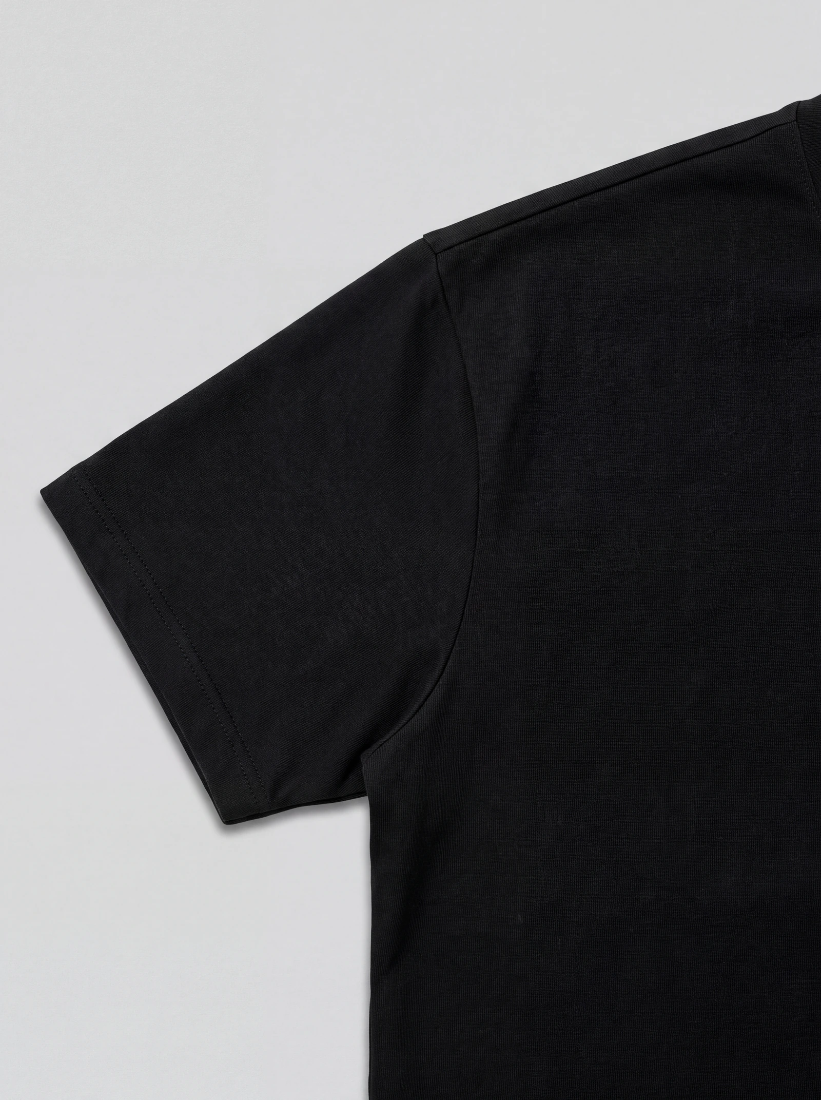 Camiseta Oversize London Negro — detalle: manga