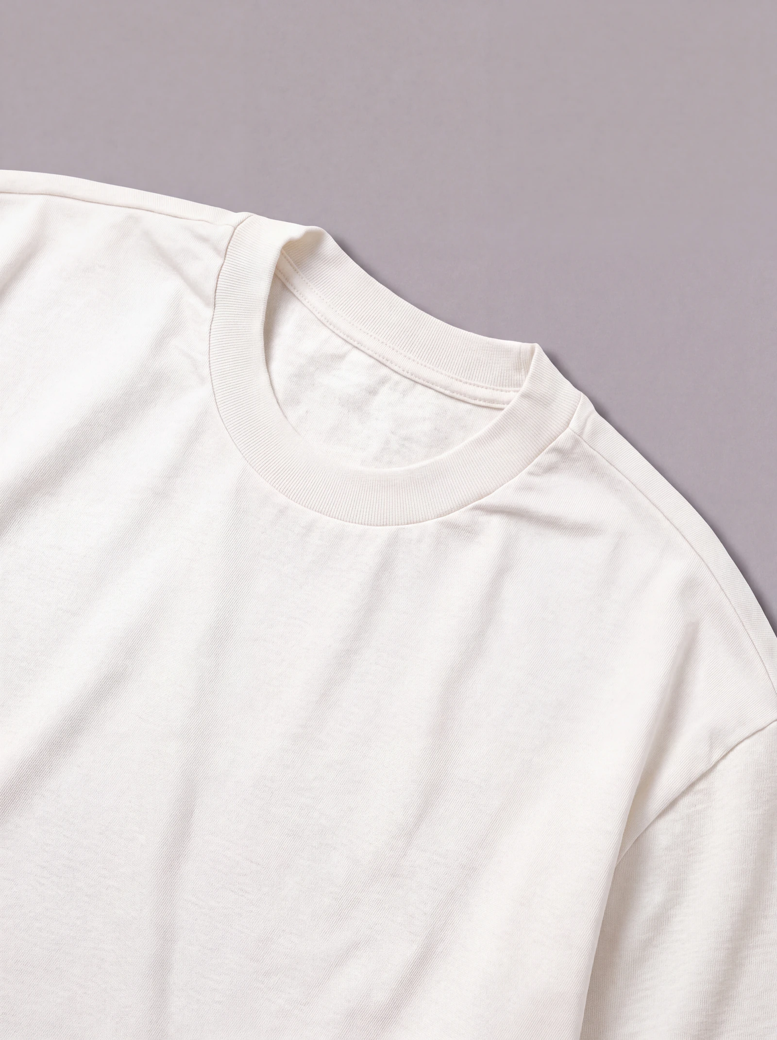 Camiseta Oversize Crudo — detalle: cuello