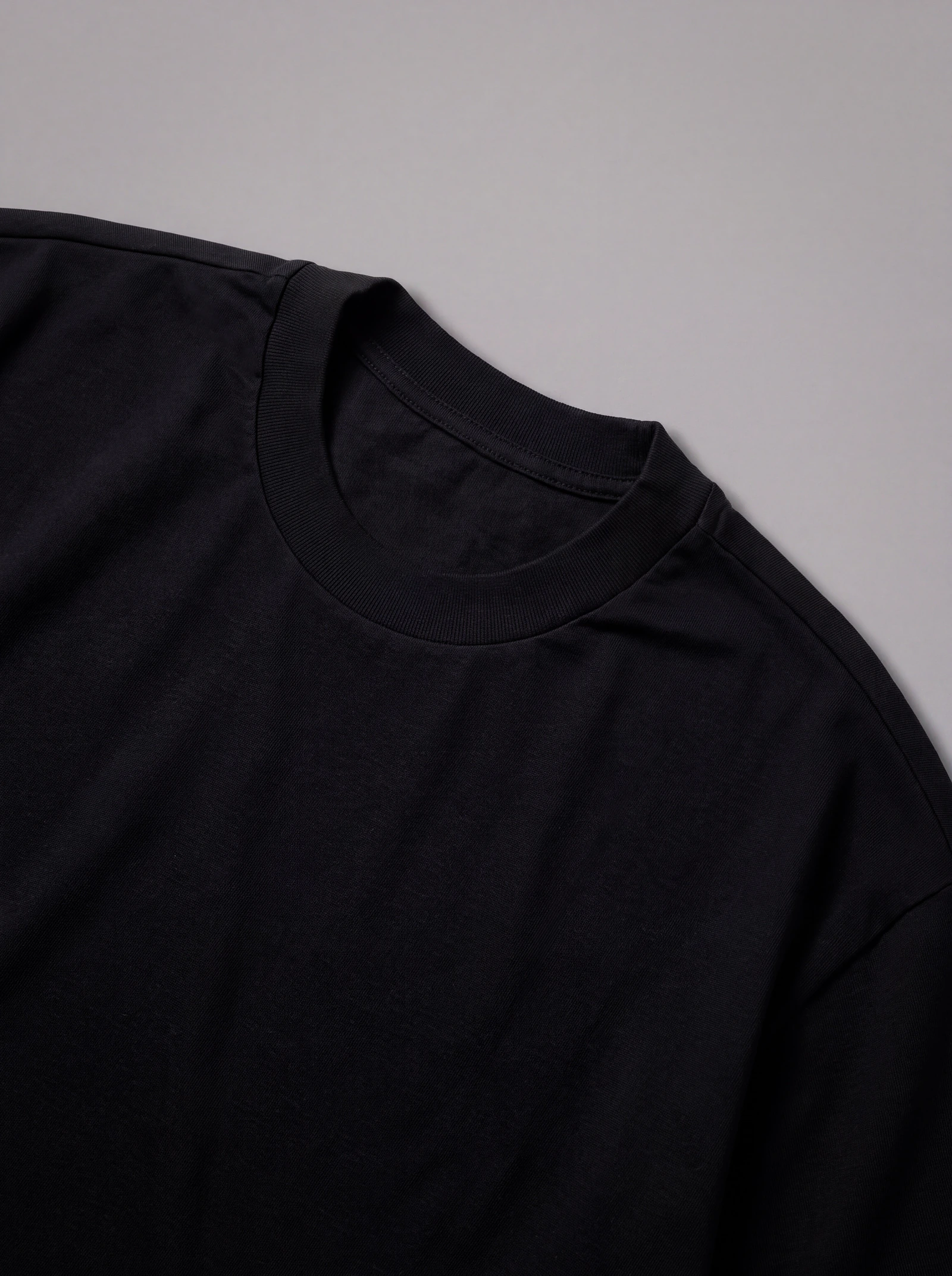 Camiseta Oversize Negro — detalle: cuello