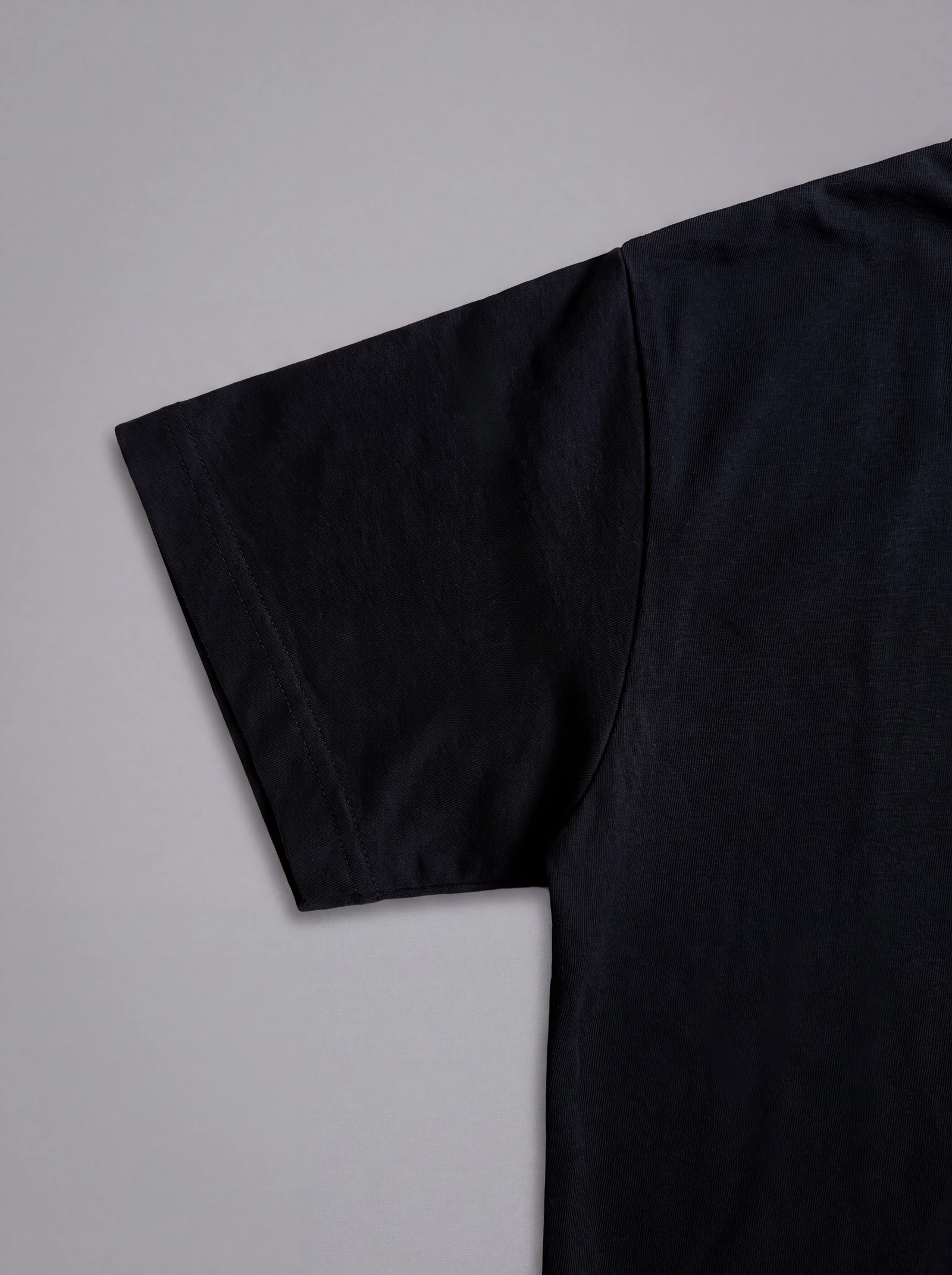 Camiseta Oversize Negro — detalle: manga