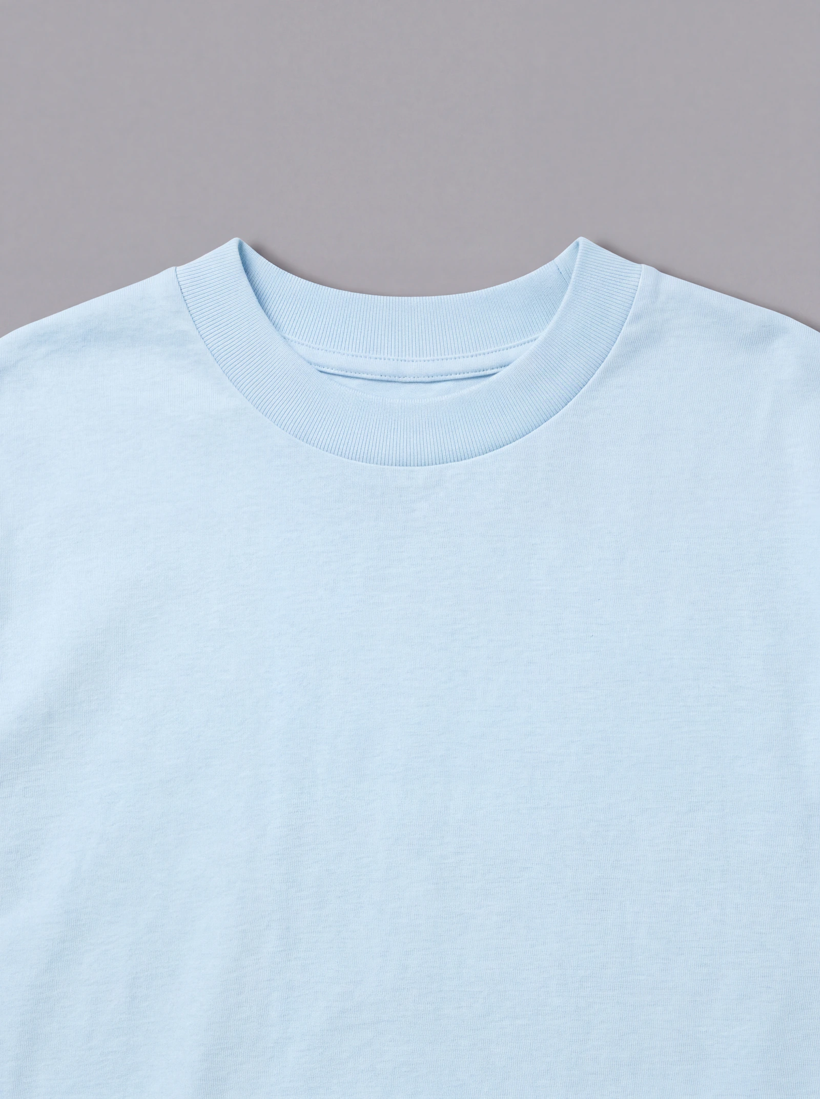 Camiseta Oversize Azul Claro — detalle: cuello